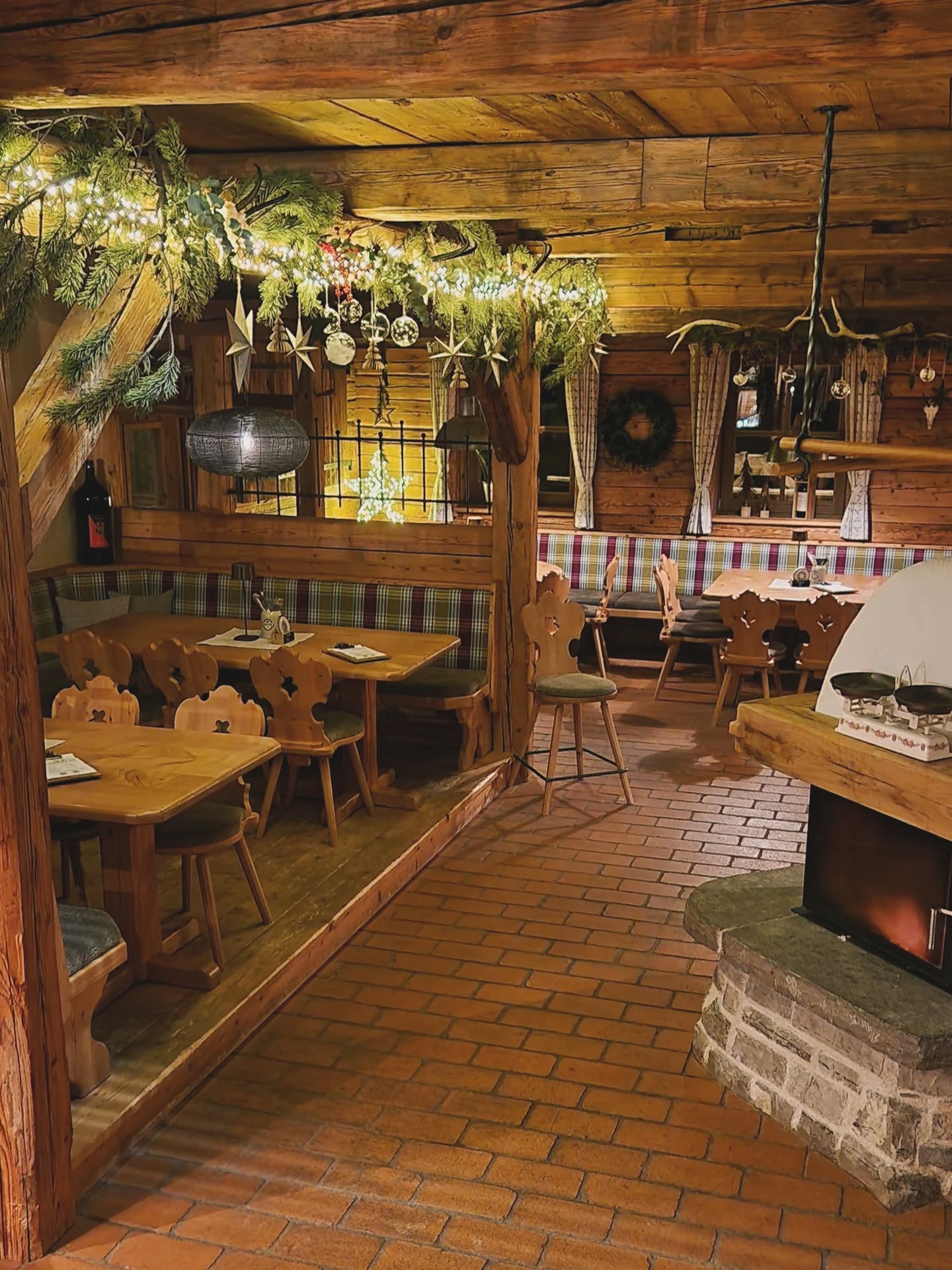 🎄✨ Schöner 4. Advent & frohe Weihnachten aus der Enzianhütte! ✨🎄
Die Adventszeit neigt sich dem Ende zu und wir möchten die Gelegenheit nutzen, euch von Herzen einen wunderschönen 4. Advent sowie ein frohes und besinnliches Weihnachtsfest zu wünschen ❤️
Genießt die Zeit mit euren Liebsten, entspannte Stunden in der winterlichen Natur und viele schöne Momente voller Wärme und Genuss ❄️🏔️
🥂 Wir sind auch zwischen den Feiertagen für euch da:
📅 Von 26.12.2025 bis 06.01.2026
⏰ Täglich von 11:00 bis 18:00 Uhr geöffnet
🚫 Am Neujahrstag (01.01.2026) bleibt die Enzianhütte geschlossen.
Kommt vorbei, gönnt euch eine gemütliche Auszeit bei winterlicher Atmosphäre, guter Stimmung und herzlicher Hüttengemütlichkeit.
Wir freuen uns darauf, euch in der Enzianhütte willkommen zu heißen 💙
Andrea &Klaus
#Enzianhütte #Schöner4Advent #FroheWeihnachten #Winterzeit #Hüttenzauber