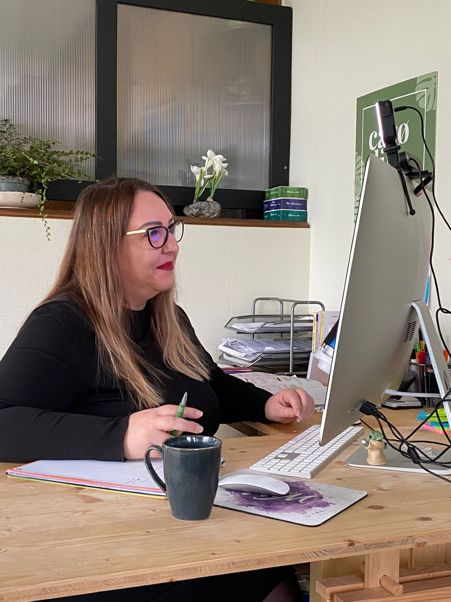 Arrête d'être la "Gentille Fille", deviens la Patronne.
Il y a quelques semaines un ancien client venu me voir pour une demande urgente et j'ai répondu "NON" !
Tu ne peux pas te rendre compte à quel point j'étais fière de ce "NON".
Il m'a répondu : "T'as changé, tu n'es plus aussi gentille, avant tu l'aurais fait"
Il y a 10 ans, cette remarque m'aurait dévastée.
J'aurais pensé : "Oh mon dieu, il ne m'aime plus. J'ai été méchante. Je dois réparer ça."
J'aurais fini par dire oui, en me sacrifiant.
Aujourd'hui ? Je l'ai pris comme un compliment.
Et je lui ai répondu : Cette demande ça fait longtemps que tu savais que tu devais me la faire, tu as attendu le dernier moment, mon planning est plein, tu es le seul responsable.
Mesdames,
Nous souffrons d'une maladie infantile qu'on nous a inoculée dès le berceau : Le Syndrome de la Gentille Fille.
Depuis que nous sommes petites, on nous conditionne à être :
✅ Sages
✅ Souriantes
✅ Accommodantes
✅ Celles qui "ne font pas d'histoires"
On nous apprend que notre valeur dépend de notre capacité à être AIMÉES et à rendre service.
Pendant ce temps, on apprend aux petits garçons à être RESPECTÉS et à gagner.
Résultat ? Quand on devient entrepreneures, c'est la catastrophe.
La "Gentille Fille" qui dirige une boîte, ça donne quoi ?
❌ Elle n'ose pas relancer les impayés pour "ne pas déranger".
❌ Elle baisse ses prix si le client fronce les sourcils pour "être sympa".
❌ Elle répond aux messages à 22h pour "être disponible".
❌ Elle s'excuse de demander de l'argent en échange de son travail.
La "Gentille Fille" ne bâtit pas un Empire.
Elle bâtit un burnout.
Quand un homme pose une limite ferme, c'est un "Leader charismatique".
Quand une femme pose la même limite, c'est une "Chieuse", une "Hystérique".
Il est temps d'accepter d'être la "méchante" dans l'histoire de quelqu'un d'autre.
Si dire NON à ce qui ne te respecte pas fait de toi une "femme dure"...
ALORS SOIS-LE.
Parce que c'est le prix de ta liberté.
Arrête de chercher à être aimée par tout le monde.
Commence par te respecter toi-même.
Quelle est la limite que tu n'oses pas poser aujourd'hui par peur de ne plus être "gentille" ? 👇
photo générée par IA