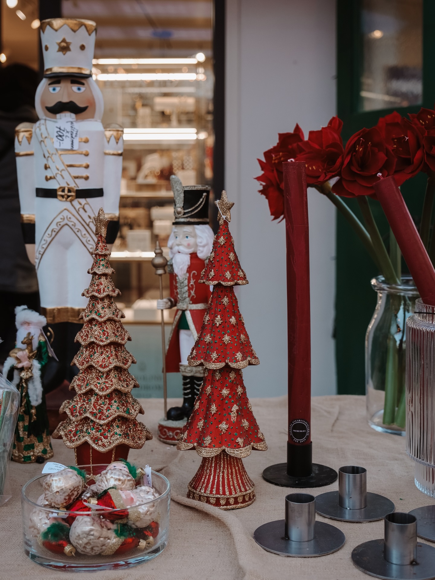 Det är dagen innan jul och vi har öppet 11–16 🎄
Välkommen förbi på en fika och njut av lite extra julfeeling i villan. Passa på att fixa de sista klapparna, butikens hemliga paket är perfekt till julklappsleken 🎁
Och om outfiten fortfarande inte är klar finns Camilla på plats och hjälper dig ✨
Vi på Villa Ed
Inredningsbutik @villaedinredning
Klädbutik @villaed_by_glozzy
Café & Bistro @cafevillaed
Frisörer @villaed.frisorerna
Injektionsbehandlare @beautylin.se
Kroppsvård & Massage @lindaholtzkroppsvard
Inemotion Psykologi @inemotionpsykologi
Keramik @lerkallan
Skulpturskogen Villa Ed