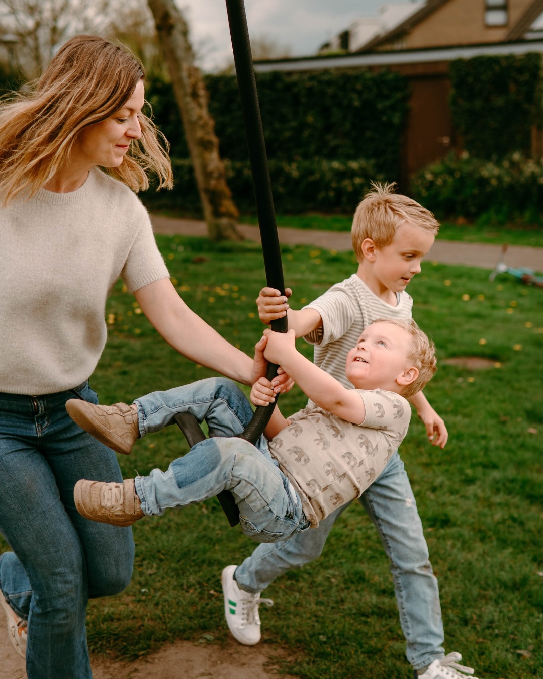 Moederschap zit niet in de grote momenten.
Het zit in blijven staan
als je benen moe zijn.
In ogen die alles tegelijk zien.
In meedoen, terwijl je eigenlijk ook rust nodig hebt.
Altijd aan.
Altijd beschikbaar.
En ondertussen ook nog genieten
van hoe ze lachen, hangen, klimmen, durven.
Dit is mama zijn zonder voorwaarden.
Liefde zonder pauzeknop.
Dag in.
Dag uit.
En vaak zie je het zelf niet eens.
Maar dit…
dit is wat blijft.