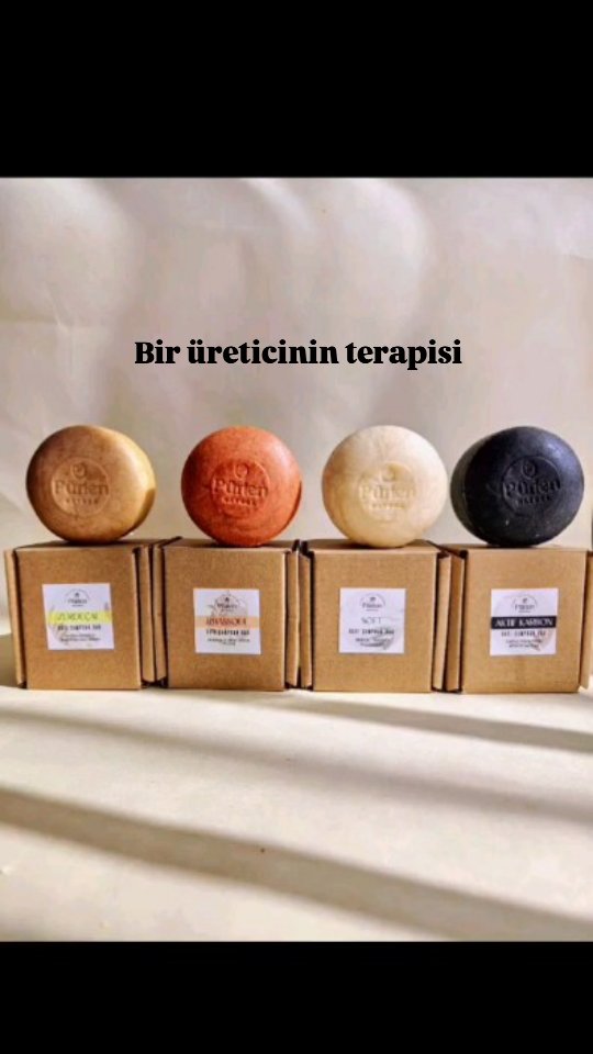 Bir terapi hikayesi:
Yorucu geçen üretim ve mıntıka temizliğinden sonra, şöyle masanın başına geçip, başarıyla sonuçlanmış ürünü ambalajlama işlemi en sevdiğimiz eylem 💓
#katışampuan #kayseri #purlennatura #pürlennatura #temiziçeriklikozmetik