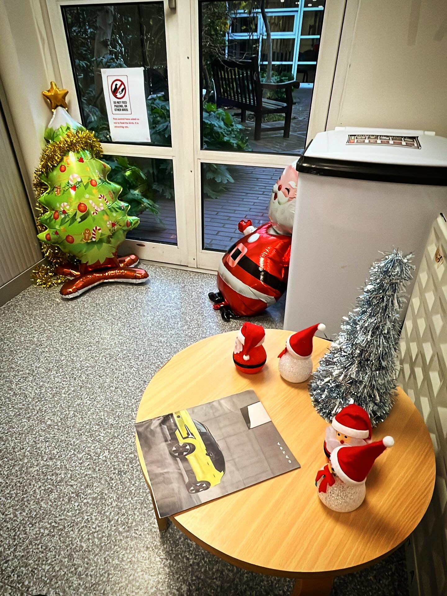 Merry Christmas everyone! 🥳
I hope you all get the day off and enjoy it however you wish. ☺️ 🎄
Me and the family had fun getting hold of a tree as ever... 😂
A very special mention to all the staff @stgeorgestrust who have been working so hard all year keeping us all safe and healthy and continue to do so over Christmas and the New Year. I wouldn’t be here without them.
Like my fellow kidney transplant patients, I spend a lot time in hospital and I’ve worked with many of the staff for almost 20 years and it always warms the heart to see them put the extra effort in over the Christmas period and decorate the whole ward. 🎄You can see a little example in my photo as I waited for blood tests. The whole hospital looked fantastic and super Christmassy and it’s what many patients and overworked staff really need at this time of the year. ☺️
If you want to give the greatest gift of all, please join the NHS organ donor list @nhsorgandonor this Christmas or New Year.
It’s one of the most rewarding and life changing things you will ever do. ❤️
#christmasgiftsthatmatter #giftlifethischristmas #givethegiftoflife #festivegiving #spreadlovesavelives #merrychristmaseveryone #fsgs #kidneytransplantrecipient #familyantics #christmastree #organdonation #giveblood