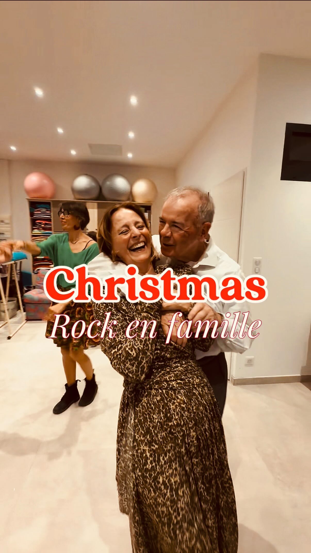 STOP ❣️ Toutes les occasions sont bonnes pour danser !
& Noël est sans doute l’une des plus belles 🎄✨
Mais aussi un anniversaire, une réunion de famille, une sortie entre collègues… 😉
Cette fois, un cours de rock en famille organisé par le papa d’une de mes mariées de la saison 2024 @sarahnoebes 💍😍
✨ Offrez-vous ou offrez à vos proches un moment unique : un cours de danse privé, en famille ou entre amis. Un cadeau pour l’émotion, pour créer des souvenirs qui restent ⭐️
Rires, sourires, générations réunies… ❤️
#noel #familydance #Montpellier #anniversaire #rockingaroundthechristmastree