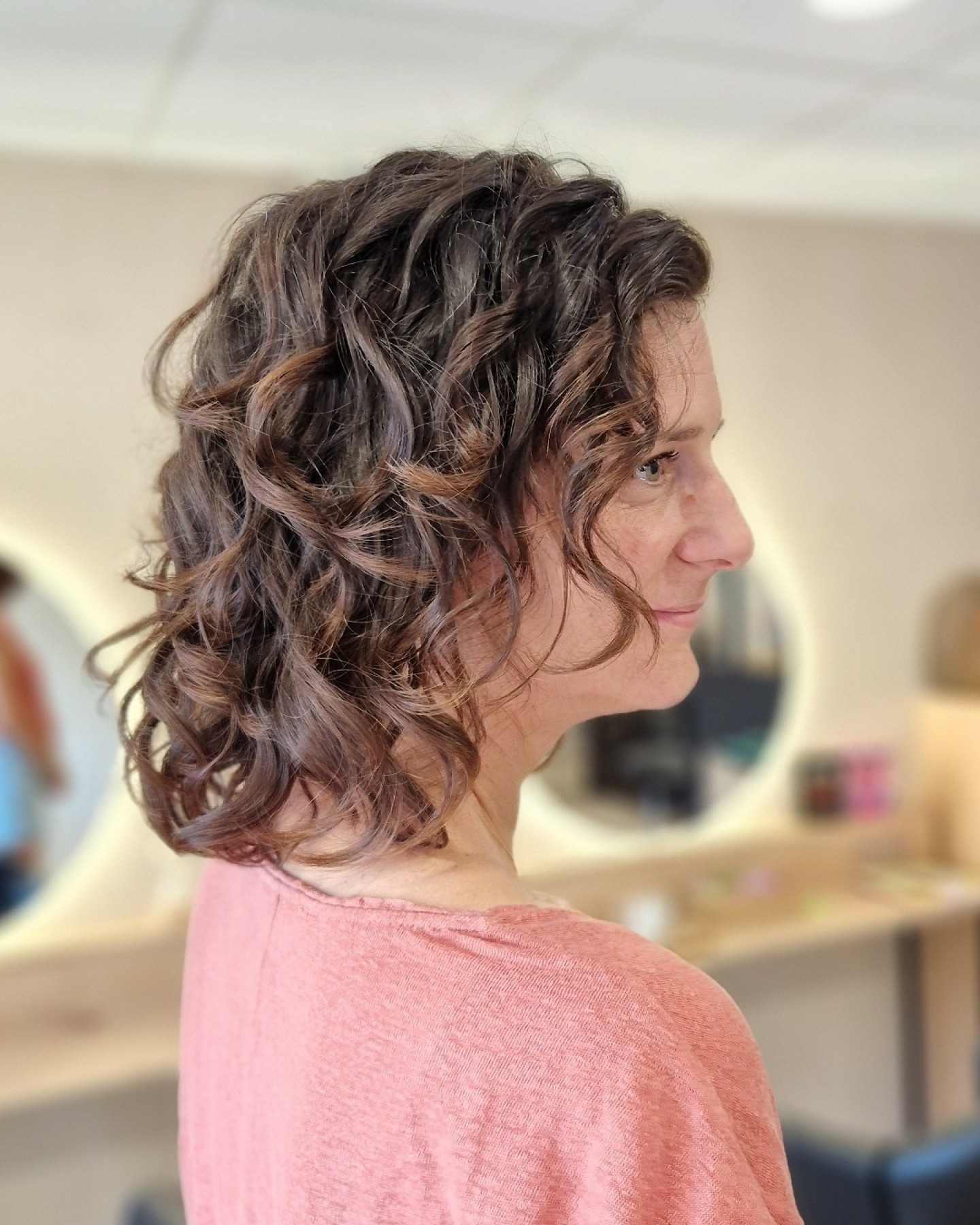 Une mise en forme toute douce pour ce joli carré ondulé 🤍
💫 Quelques ajustements, un contour plus harmonieux et hop, les ondulations reprennent vie !