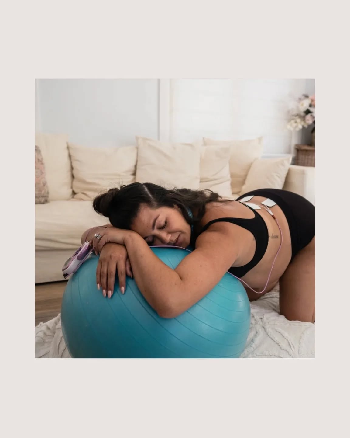 Hoe kan je nu het beste omgaan met de pijn van weeën?
Een epidurale verdoving is slechts één ☝🏼 van de mogelijkheden.
Voor je overgaat tot een epidurale 💉 kan je volgende opties overwegen:
💆🏻♀️ Massage:
Zachte, liefdevolle aanrakingen kunnen helpen om de pijn te verzachten en helpen jouw lichaam om meer oxytocine aan te maken.
Wanneer je kleintje in sterrenkijkerspositie licht kan counter pressure op de onderrug helpen om de druk die je daar ervaart op te vangen.
🛀 Bad of douche:
Het warme water kan helpen om je spieren beter te ontspannen en de intensiteit van je weeën op te vangen.
☀️ Een warmtekussen kan comfort geven en kan op elk moment tijdens de arbeid gebruikt worden. Je kan het warmtekussen op de onderrug, je schaambeen, of in je nek leggen.
🤸🏾♀️ Verschillende houdingen:
Luister hierbij vooral naar je eigen lichaam. Door verschillende houdingen aan te nemen, help jij je baby beter en sneller door het geboortekanaal te gaan.
🫁 Let op je ademhaling:
Door te focussen op je ademhaling, gaan je gedachten minder naar de pijn. Door langer uit te ademen dan in, stimuleer je je geboortehormonen en je lichaam waardoor de geboorte gemakkelijker kan verlopen.
📟 Tens Toestel:
Dit toestel stuurt kleine, veilige elektrische pulsaties door via pads op je huid. Deze pulsaties hebben een effect op de pijnsignalen die naar de hersenen worden gestuurd.
Een goede voorbereiding 🤓 is misschien nog wel de beste manier om met de pijn om te kunnen gaan.
Kijk even op onze website welke cursus het beste bij jou past. Na de feestdagen starten er een nieuwe reeksen:
🔸️HypnoBirthing op 14, 21, 28 januari & 4 en 11 februari 2026
🔸️Mommy, be ready op 27 januari & 3, 10, 17 en 24 februari 2026
Inschrijven kan nog voor beide via
🔸️ ons contactformulier
🔸️ info@deronding.be 📧
🔸️ 03 283 72 72 📞