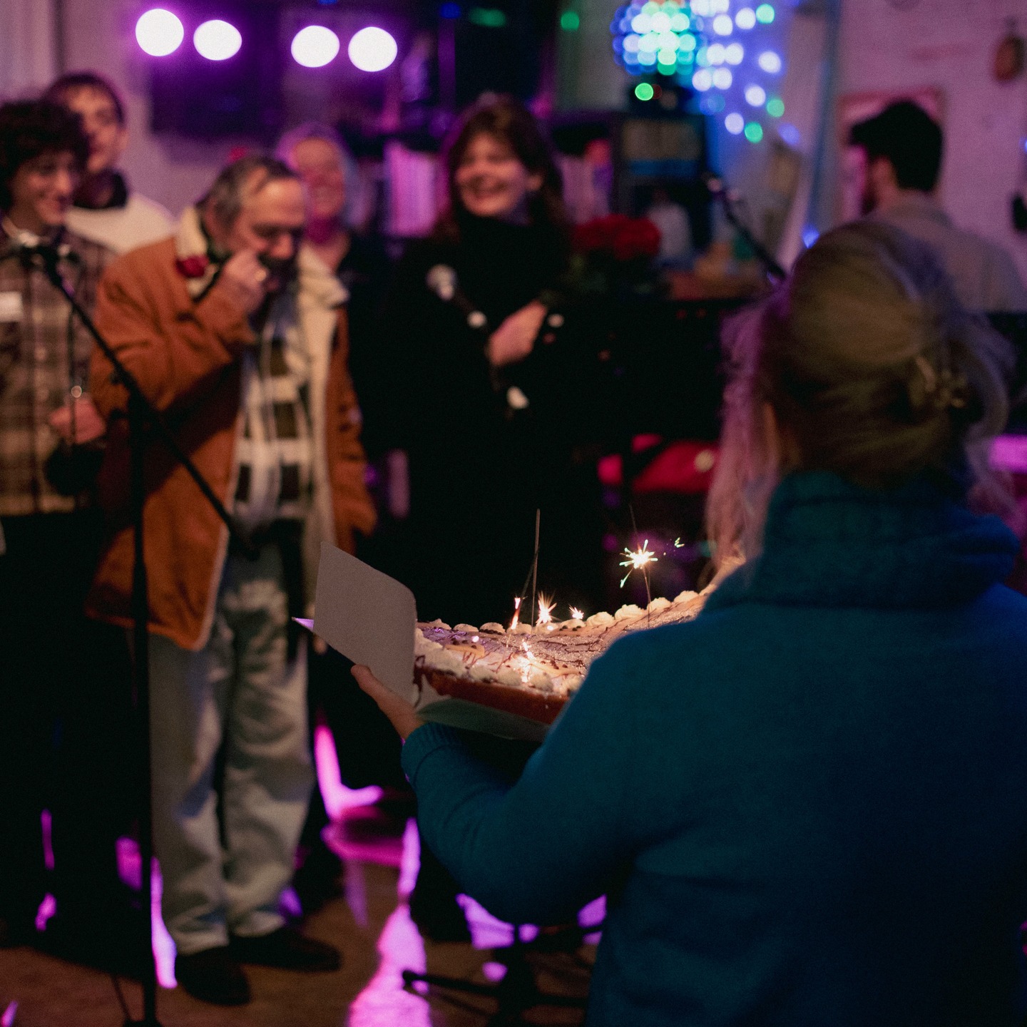 Met het einde van 2025 en het begin van een nieuw jaar kijken we bij Den Teirling terug op een bijzonder jaar. We stonden stil bij 25 jaar Den Teirling, maar vooral bij wat deze plek al die jaren in beweging houdt.
Den Teirling is een plek waar mensen kunnen binnenkomen met hun eigen verhaal, op hun eigen tempo. Waar je niet hoeft te passen in een vast kader. Waar thuiskomen soms betekent dat je even mag landen, zonder uitleg. Waar kleine momenten tellen, en waar iemand zegt en het ook zo bedoelt: je mag hier zijn. Zoals je bent.
Verwondering leeft hier in wat kan ontstaan wanneer er geluisterd wordt. In gesprekken die hun eigen weg mogen gaan. In momenten waarop je even anders kijkt, naar jezelf of naar de wereld. In ruimte maken voor verhalen die niet altijd mee bewegen met wat er rondom ons verwacht wordt.
In een tijd waarin alles sneller en scherper lijkt te worden, blijven plekken belangrijk waar vertraging mag. Waar complexiteit niet herleid wordt tot eenvoudige antwoorden. Waar luisteren belangrijker is dan gelijk krijgen, en waar ruimte blijft voor verschil en ontmoeting.
Met dat gevoel stappen we het nieuwe jaar in.
We wensen iedereen een nieuw jaar met plekken waar je mag thuiskomen. Waar je jezelf mag zijn, ook wanneer dat niet vanzelf gaat. Waar iemand zegt: ik luister naar je, en dat ook zo bedoelt.
Dank aan iedereen die Den Teirling mee draagt: onze leden, vrijwilligers, het team, buren, familie en vrienden. En dank aan al onze partners voor hun betrokkenheid en steun, met bijzondere dank aan de Vlaamse Gemeenschapscommissie en Cultuur Elsene.
We wensen jullie een zacht, warm en verbonden nieuw jaar.
Vanuit Den Teirling 💛