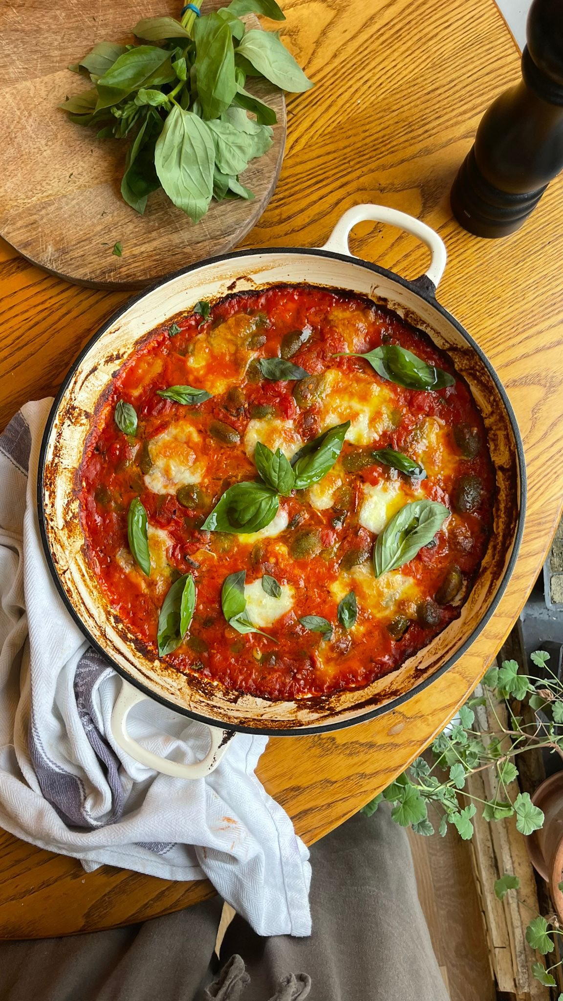 Gnocchi alla Sorrentina🍅
This hearty, one-pot dish is definitely a recipe to save for when you’ve just about had enough of all that Christmas cooking.
Rich and creamy, these classic Italian flavours are perfect to beat those post-Christmas blues.🎅
Serves 4
You’ll need:
Sunny & Luna Spinach Gnocchi
A tin of peeled tomatoes
Around 15 cherry tomatoes
2 large garlic cloves
1 handful of fresh basil
2 balls of mozzarella
Extra virgin olive oil
Pre-heat your oven to 220°C. Heat 2 tbsp oil in a large pan and add the cherry tomatoes with a sprinkling of salt. Meanwhile break up the mozzarella and thinly slice the garlic. Once the tomatoes are slightly charred, add the garlic and sauté for 1-2 minutes. Add the tinned tomatoes and simmer for around 10 minutes, or until they have completely softened. Season and add chopped basil, along with half of the torn up mozzarella and the spinach gnocchi. Ensure everything is combined and the gnocchi is submerged within the sauce. Place the rest of the mozzarella on top, then bake in the oven for around 20 minutes, or until the cheese is melted, bubbling and golden. Serve and enjoy!