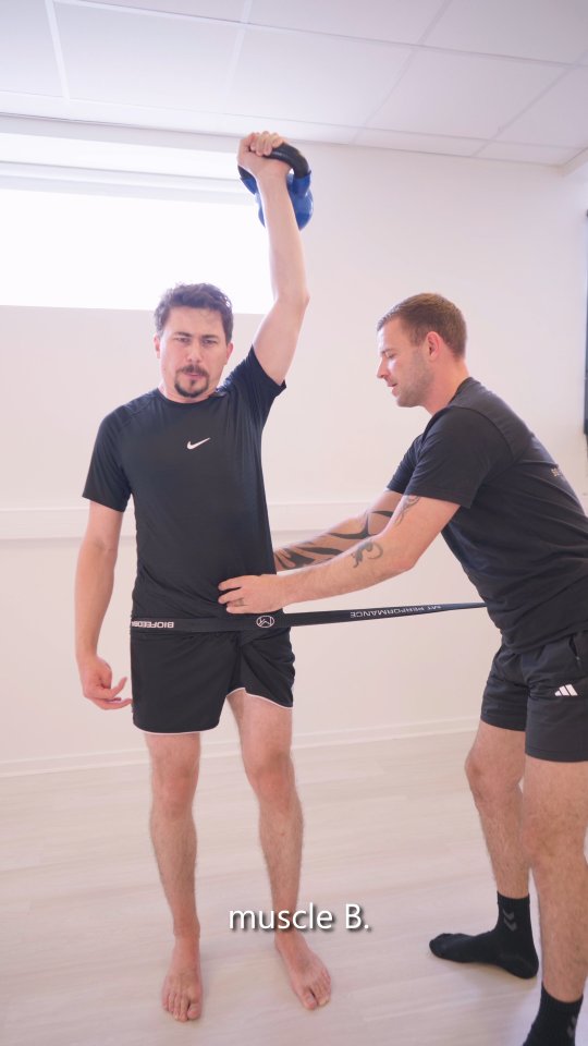 Kommer dine symptomer det samme sted igen og igen? 🤔
Lænden. Nakken. De samme spændinger, der aldrig helt ændrer sig.
Måske er problemet ikke der, hvor det gør ondt ?
men mere måden din krop stabiliserer, positionerer og bevæger sig som en enhed på.🧠
Når symptomer har været der længe, tilegner din krop sig kompensations strategier.
Selv når symptomerne forsvinder, bliver mønstrene hængende. Når du belaster dig igen, så vender problemerne tilbage.
👉 Kroppen siger egentlig bare: “Vi har brug for at gøre noget anderledes.”
Jeg hjælper mennesker med at ændre og forstå deres bevægelsesmønstre, og strategier.
Så kroppen igen kommer i balance, og din bevægeæse bliver meget mere efficient – så du kan gøre det du elsker!
Er du klar til at skabe den forandring du ønsker?
Hubert fortæller selv i videoen, hvordan det ændrede hans krop 👇
🔗 Gå på hjemmesiden, og læs hele historien
📩 Skriv til mig, og kom til en konsultation uden beregning, hvis du er klar til at gøre en forskel for dig.
Tekniker og viden for dette arbejde, fra @human.development.official
#biomekanik #funktioneltræning #holisticcoaching #århus #rotation #breathing #performance #smertefri #balance #bevægelse #nervesystem #viralreels #københavn #skoliose