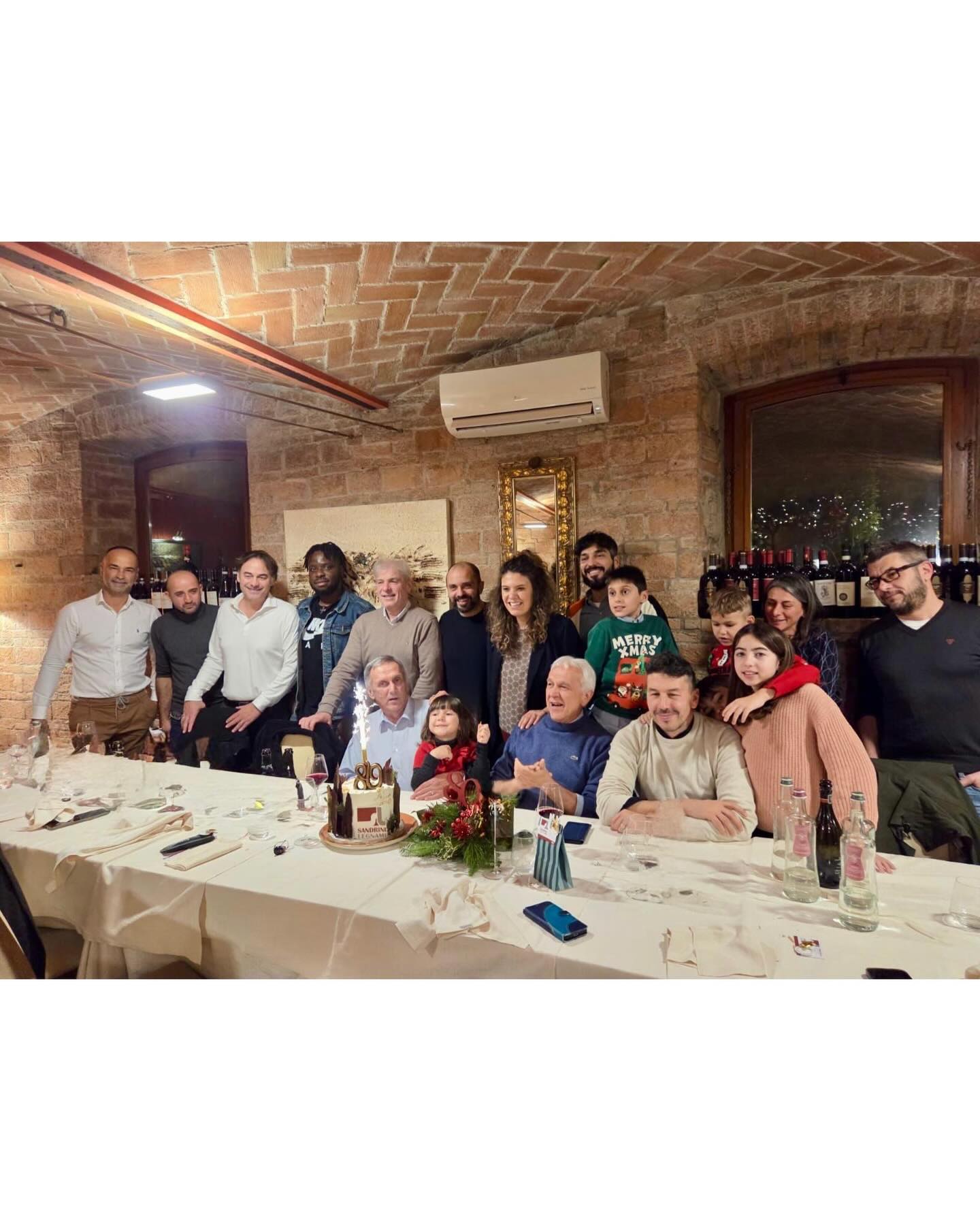 Auguri dalla grande famiglia della Sandrini Legnami ✨
•
Saremo chiusi per inventario fino al 7 gennaio.
Per urgenze, chiamate il numero 0521842618.
•
Buone feste a tutti!