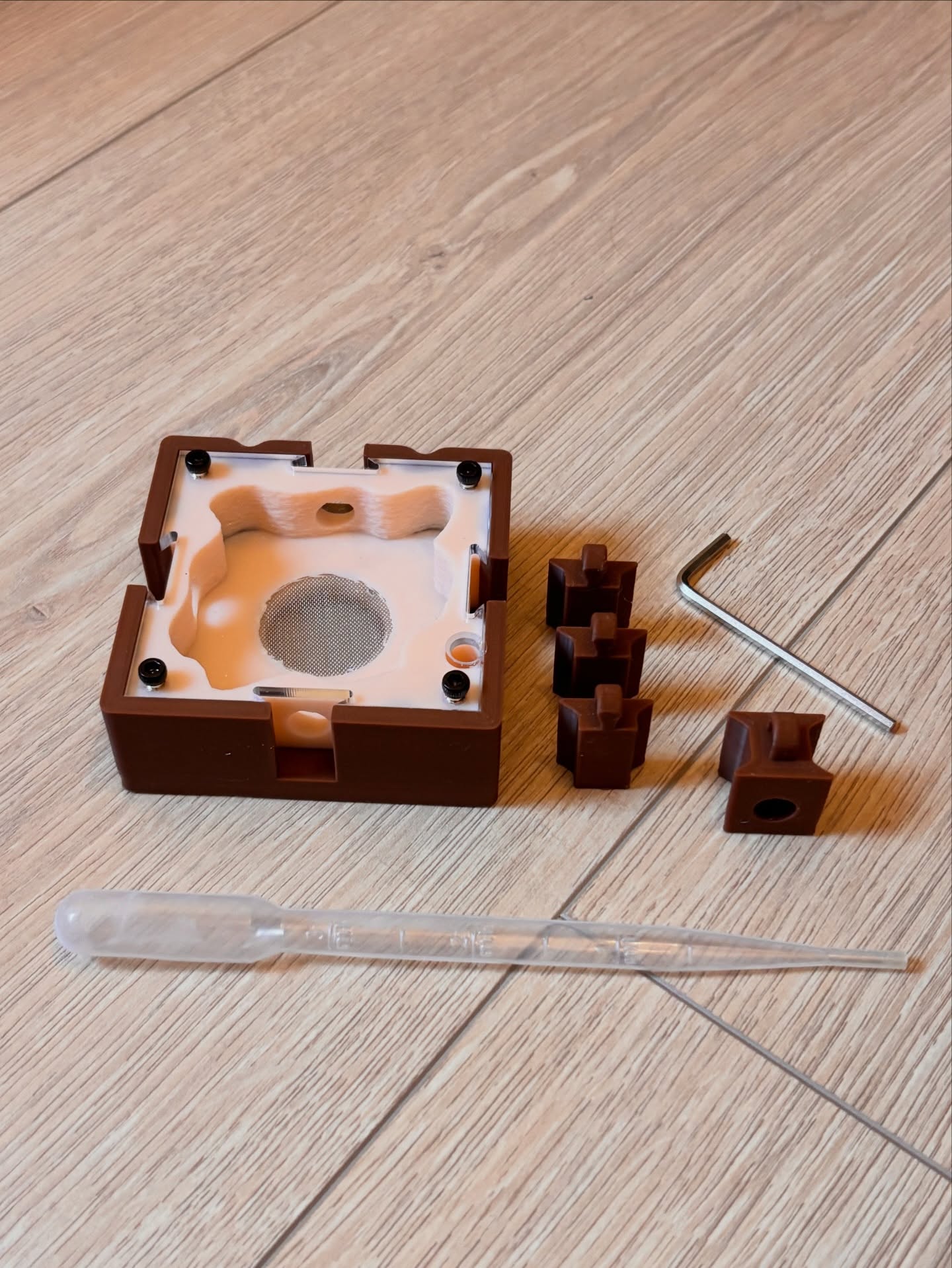 ✨ New in the shop! ✨
Meet the Modular Mini Exotica Nest (75×75 mm) — designed especially for beginner exotic ant species like Carebara diversa, bullet ants, and other humidity-loving colonies 🐜💧🌿 — perfect for small exotic colonies and easy expansion! 
🌟 Why you’ll love it:
✔️ Compact & modular — expandable on 4 sides as your colony grows
✔️ Durable with a natural-look brown exterior & beige interior
✔️ Great visibility for observing your ants in action 👀
✔️ Includes 3 sealing caps + 1 connector piece
✔️ Comes with an Allen key & pipette for easy setup and controlled humidity support 
👇 Give your exotic ants the tiny home they deserve!
👉 Link in bio for more info 🔗
#antkeeping #exoticants #formicarium #houseoftheants #miniants antlove modularnest