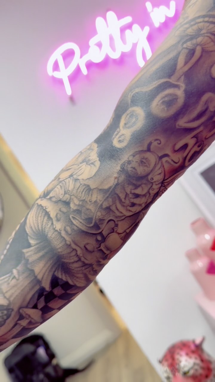 #aliceinwonderland tattoo! Epic sleeve! 🖤
.
.
.
.
.
.
#aliceinwonderlandtattoo #disney #darkdisney #girlswithsleeves #fun #blackandgreytattoo
#tattoo #tattoos #stowmarket #ink #inked #getinked #girlswhotattoo #tattooist #art #femaletattooist #gettattooed #prettyinink #Suffolk #girlswithtattoos #tatts #lgbtsafespace #dowhatyoulove #follow #femalerun #safespace #tattoosarecoolandyouknowit