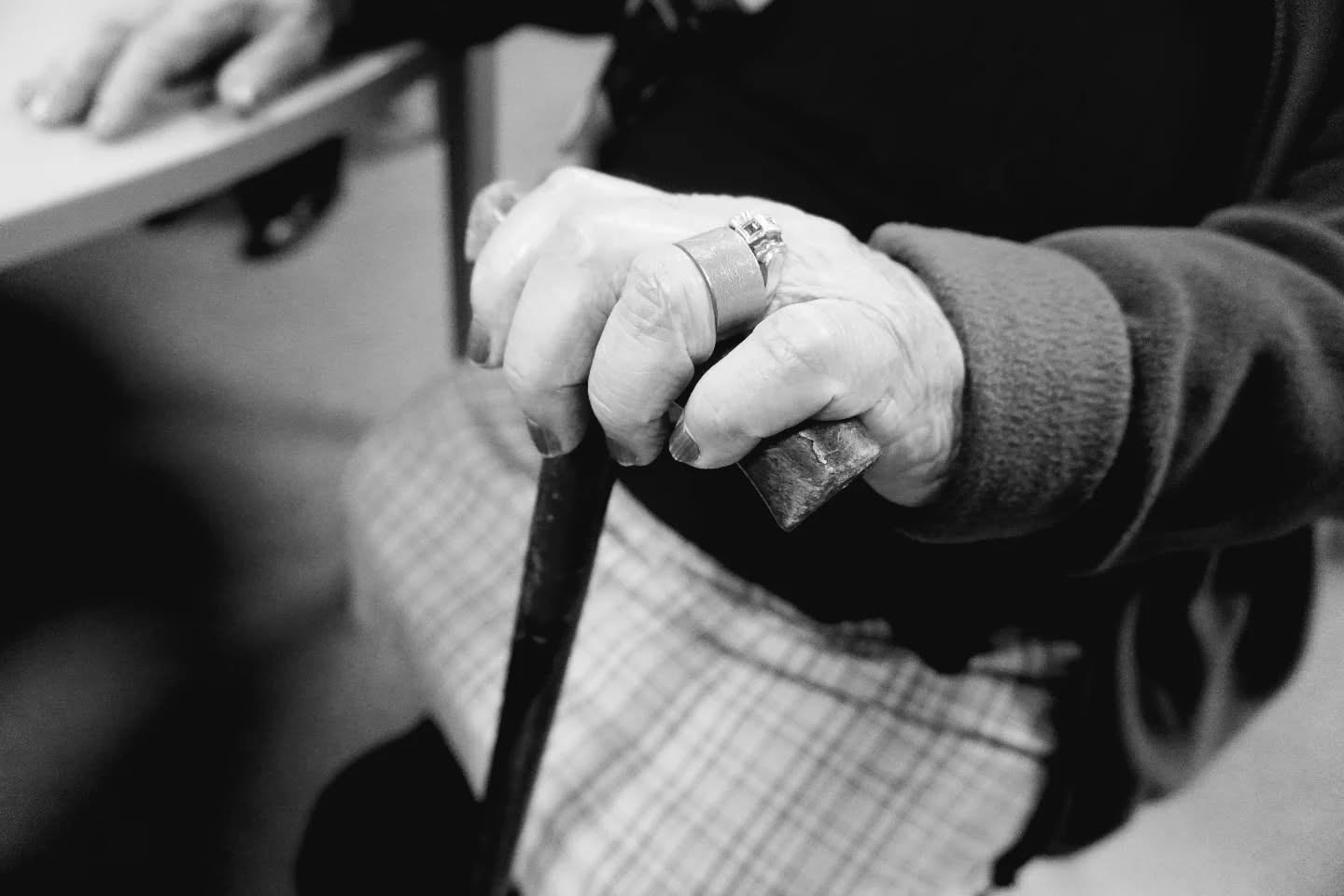 E lentamente a vida foi criando sulcos entre nós - fui sendo esquecida. Nós ficámos para segundo plano. Apenas tu e o teu quintal. Se calhar Eça é que tinha razão e eu sou uma lírica. De tempos a tempos falávamos, medíamos a temperatura ao tempo. Esse tempo que tinha mirrado minhas mãos, outrora prontas para erguer o mundo. Mãos? Os meus pés? Ainda muito para andar. Zero, um, um, zero. Liga, religa. Liga? Preferimos atravessar o espelho. Porque as memórias reabrem velhas suturas. Desse corpo tão distante do corpo que fomos.
To be continued...
Texto & Foto 📸 ©️ Marta Roml
👉 Segue-me para mais inspiração 🙏❤
#prosapoética #corpomemória #martaroml