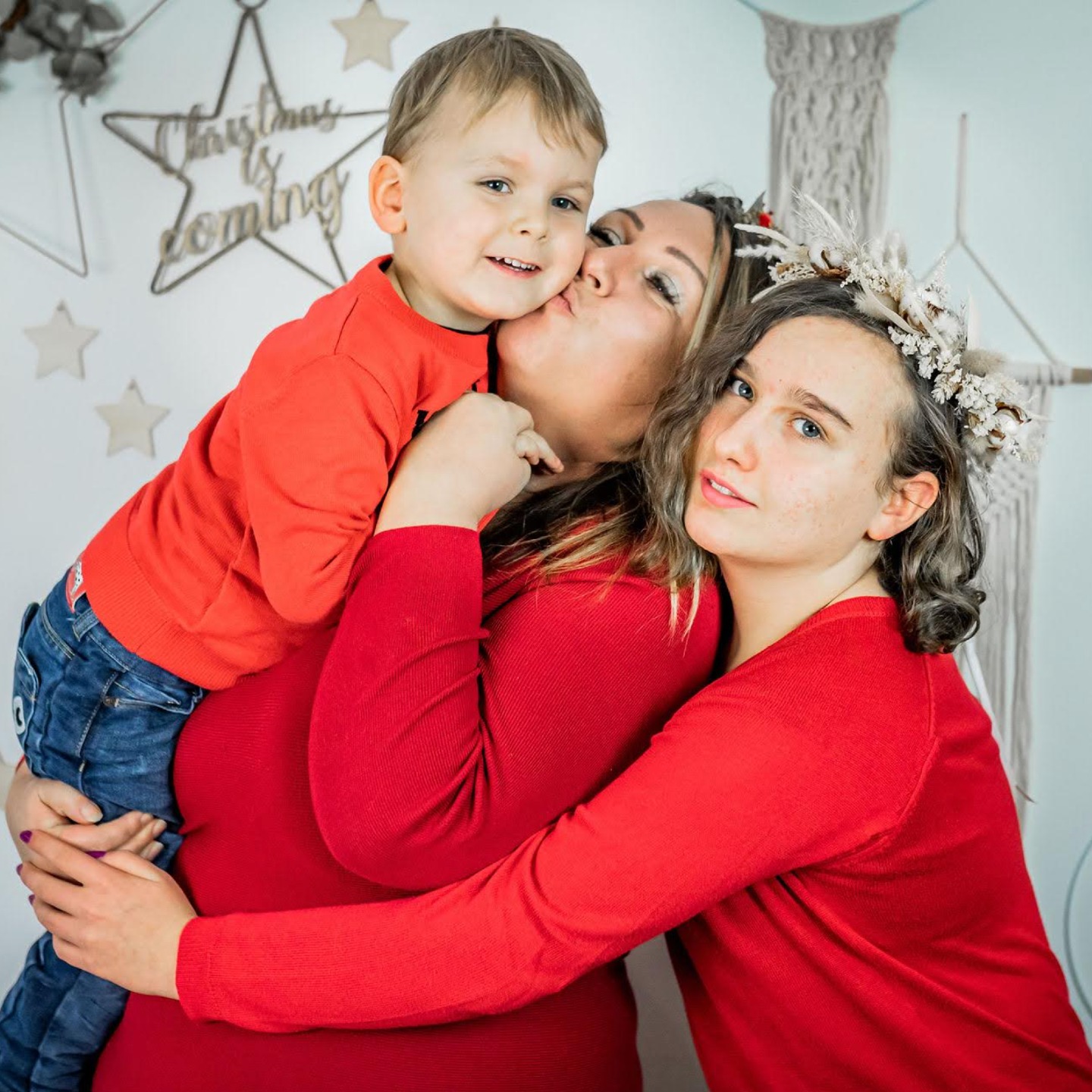 Aujourd'hui c'est le 24 décembre, c'est le moment de vous souhaiter un Joyeux Noël ! Mais il paraît qu'il ne faut plus dire "Noël".
Tu veux mon avis ?
J'ai grandi dans la tradition catholique pure et dure.
Les chants devant le sapin ("Douce Nuit", "Il est né le divin enfant"), la messe de minuit, la chaleur des bougies.
Je garde un souvenir très doux de cette ambiance.
Mais voilà. Je suis née avec un "bug" : je ne sais pas obéir sans comprendre.
Très vite, j'ai posé des questions.
Pas pour embêter, mais parce que je cherchais la logique.
Alors, avec ma naïveté d'enfant, je suis allée voir le boss du village : le Curé. Je me suis dit : "Lui, il saura."
Je lui ai posé mes questions. J'espérais un débat, une explication. Il m'a punie. Pénitence pour "blasphème".
J'ai appris à me taire ce jour-là.
Mais je n'ai jamais arrêté de chercher.
Aujourd'hui, je ne crois plus au Noël "dogmatique".
Mais je crois passionnément à la Magie de Noël.
Je me suis reconnectée aux racines. À Yule. Aux traditions païennes qui célébraient le Solstice d'Hiver bien avant l'Église. Le retour de la Lumière quand la nuit est la plus longue. Le sapin toujours vert qui symbolise la vie qui résiste. La bûche qui protège le foyer.
Ce que j'ai compris, c'est que "Noël" a dépassé les frontières de la religion depuis longtemps.
Ce n'est pas une question de "chrétien" ou "pas chrétien".
C'est un besoin humain viscéral.
Le besoin de se rassembler quand il fait froid dehors.
Le besoin de régression sensorielle, d'odeurs de cannelle, de lumières qui brillent.
Le besoin de retrouver son regard d'enfant.
Alors, toutes ces polémiques stériles pour savoir si on doit dire "Joyeuses Fêtes" ou "Joyeux Noël" pour ne froisser personne... c'est n'importe quoi.
Les traditions sont là pour être préservées, mais pas pour être imposées.
Elles sont là pour nous relier, pas pour nous diviser.
Peu importent vos croyances, votre Dieu ou votre absence de Dieu.
Profitez de cette période pour créer de la lumière.
Pour serrer les gens que vous aimez dans vos bras.
La magie, c'est ça.
Aimez-vous, bordel. ❤️
Joyeux Noël (ou Joyeux Yule) à toutes les Patronnes.
Caroline
Photo @babouchkatelier