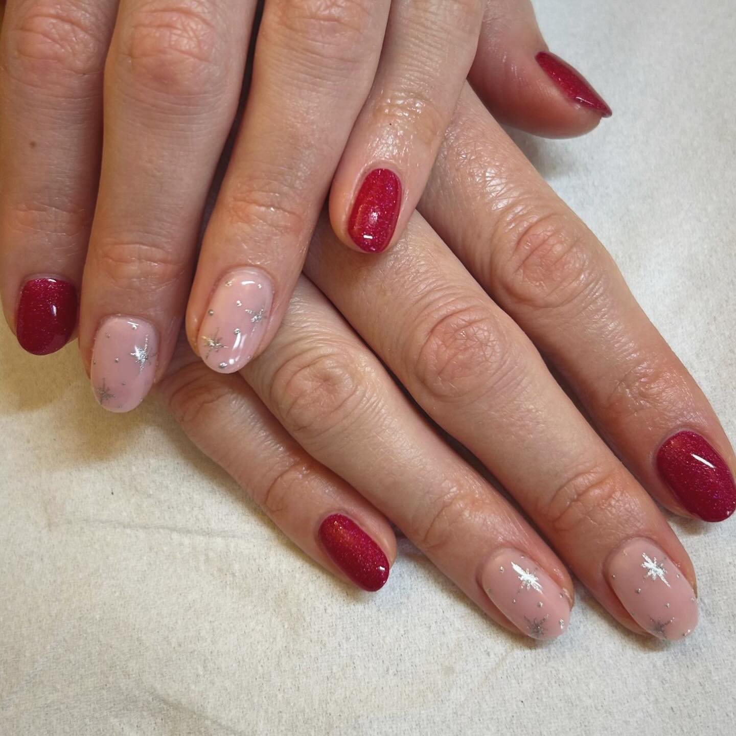 Red nails, snowflake details, and all the Christmas feels ❄️❤️