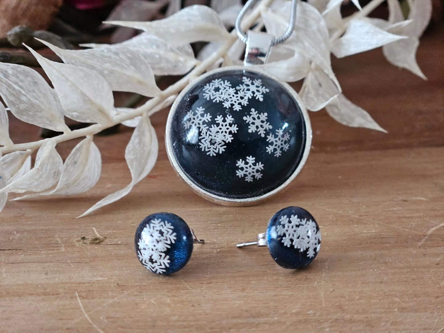 Nog op zoek naar een kerstkado? Op mijn website zijn een stel nieuwe sieraden geplaatst.
(Ivm drukte post is afhalen beste optie)
All Products | pastellum https://share.google/p2hrJTFNVf6qjQPAJ
#kertkado #kerst #sieraden #resin #pastellum