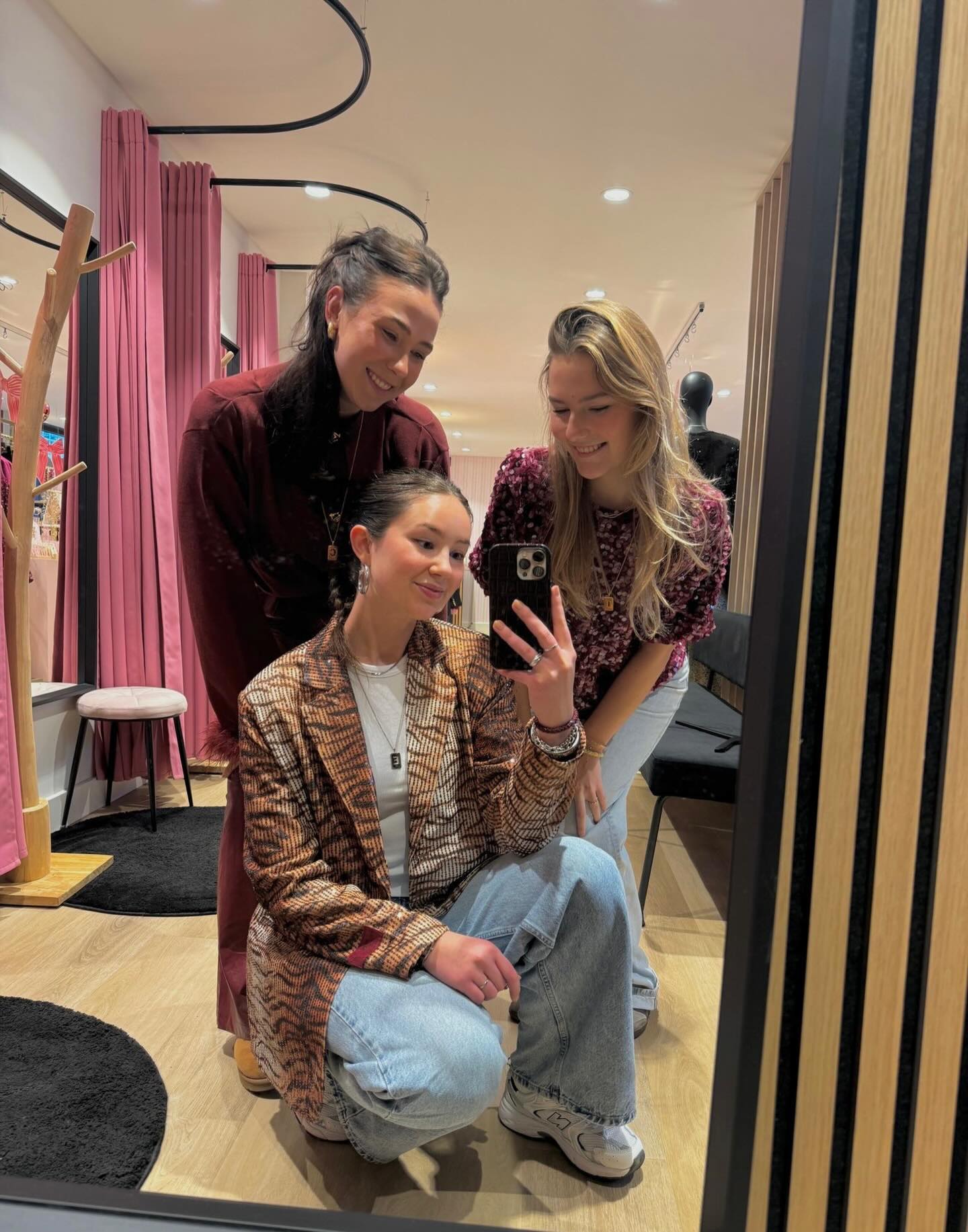 No party is complete without the perfect outfit! 🩷
Morgen zijn onze boutiques terug geopend… 🤗🛍️
#christmasparty #partyoutfit #outfitideas #festiveseason #festiveoutfit