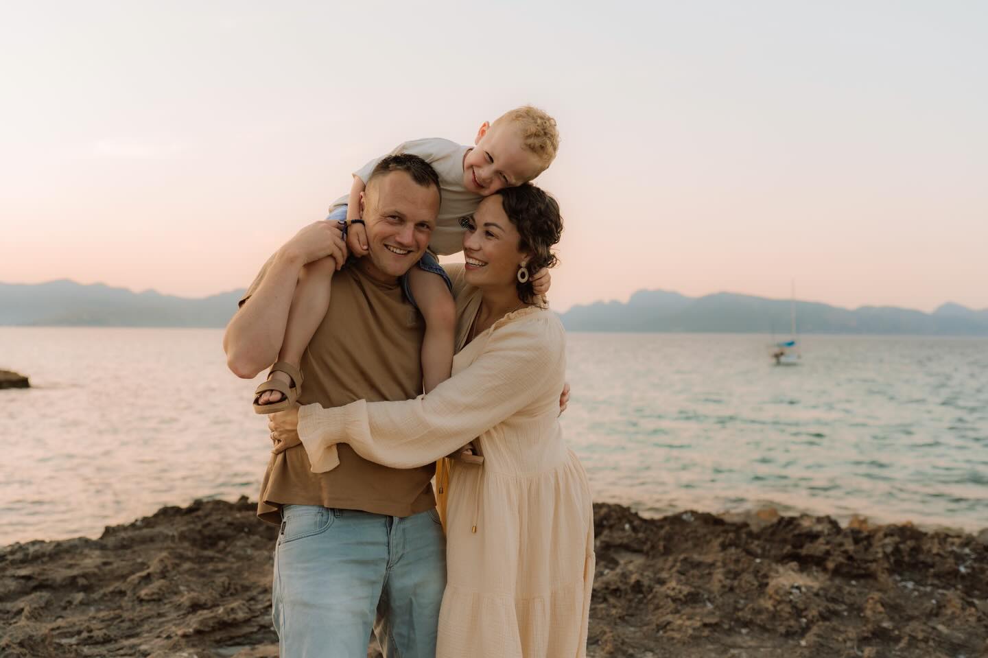 Terwijl iedereen zich klaarmaakt voor de feestdagen blik ik terug op alle mooie shoots die ik heb mogen doen het afgelopen jaar. Weer heel even terug naar de fijne zomer.. 🤎
