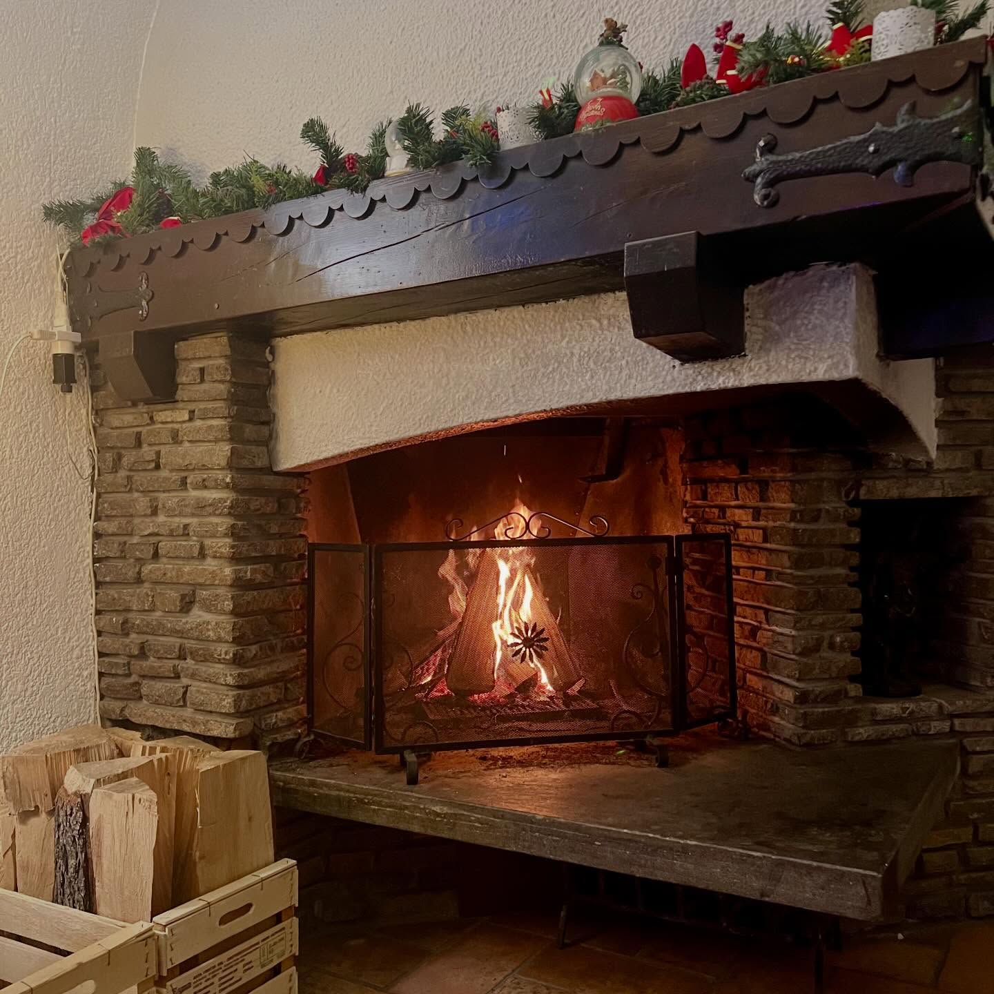 Il calore di un camino acceso.
Da noi l’importante è questo: sentirsi a casa, insieme.
È nei piccoli momenti, quelli veri, che restano. #DestinationWeddingItaly
#ItalianVilla
#feelingathome