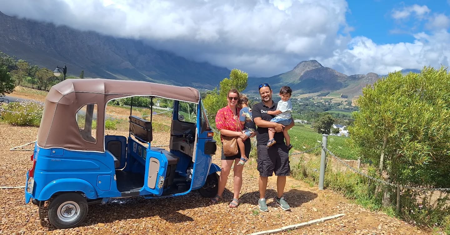 Ja! Afrika Travel wenst al onze klanten, volgers en partners een fantastische kerst ✨
Wij vieren deze dagen in de zon van Franschhoek ☀️🍷 én met onze Zuid-Afrikaanse familie in Nederland 🇿🇦🇳🇱
Waar je ook bent: geniet, ontspan en maak mooie herinneringen 🤍