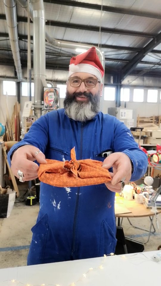 À vos furoshiki messieurs dames !
Souvenir de nos premiers marchés avec @koimagueule34 à la @menuiserie_collaborative .
Une pensée pour ce chouette lieu et ses résidents qui malheureusement fermé ses portes...On y a rencontré de belles personnes comme @papayu.ceramique qui cherche un nouvel atelier 💪💪💪 ou encore @tete_d_alouette @mathieubonfilsebeniste et plein d'autre bonne suite à vous !
Joyeux Noël à toustes.
En pause ici, on a des trucs à éponger... (episode Cevennol)
#souvenir #garagebobines #joyeuxnoel #furoshiki