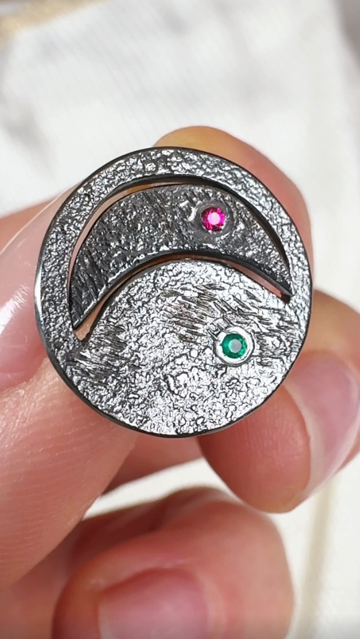 „Nie idź za mną, bo nie umiem prowadzić. Nie idź przede mną, bo mogę za Tobą nie nadążyć. Idź po prostu obok mnie i bądź moim przyjacielem.” Albert Camus
Tym razem chodziło o symbol, drobny element biżuteryjny, który będzie znakiem wieloletniej przyjaźni. Subtelny. Niezobowiązujący stylistycznie. Postawiłyśmy na księżyc- symbol kobiecej energii. Energii, która żyje oddzielnie a jednak doskonale się uzupełnia tworząc pełnię.
#bizuterianazamówienie #biżuteriadlaprzyjaciółek #piny #biżuteriazksiężycem #czarnabiżuteria