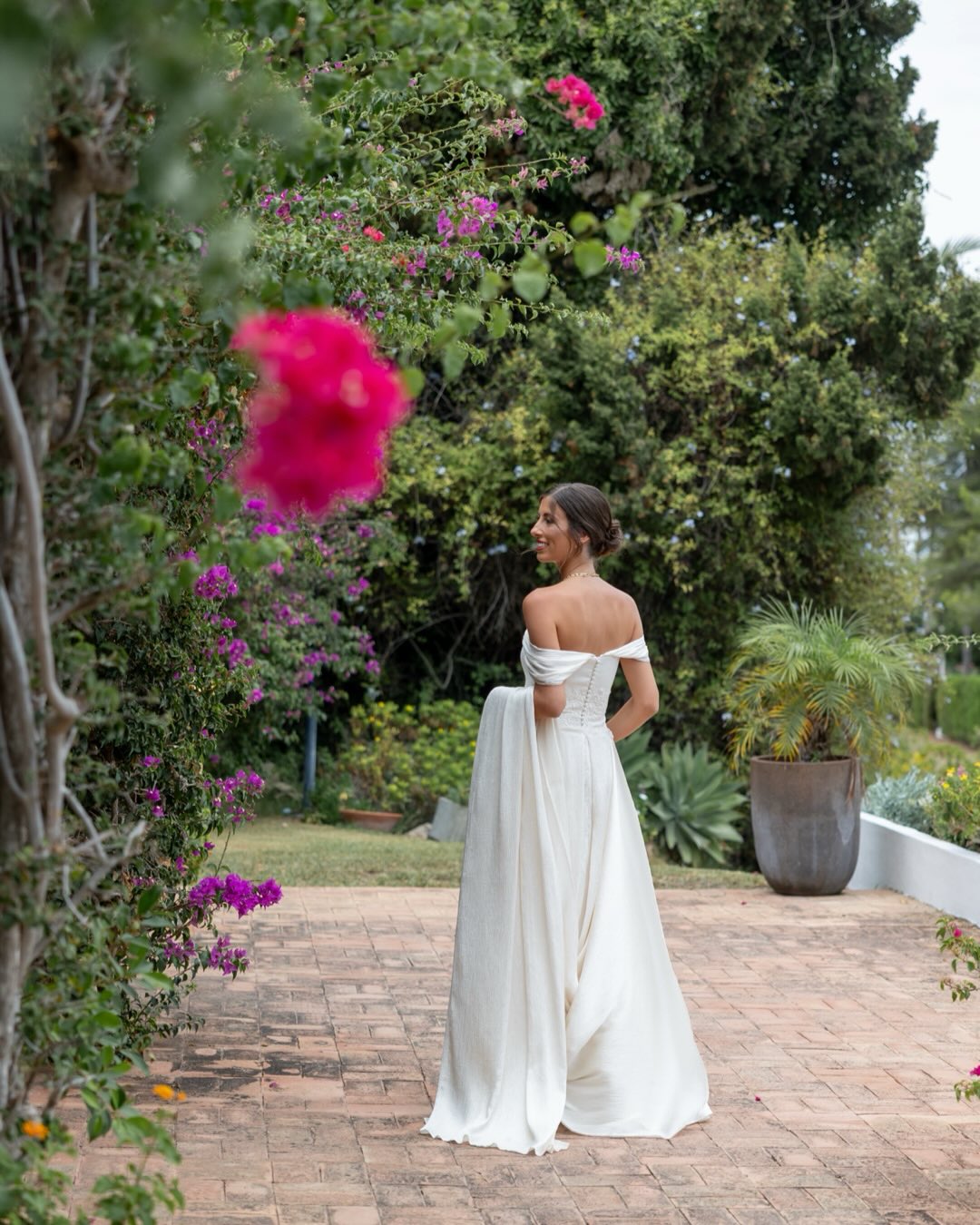 Claudia & Álvaro en @casabenigalip ✨ con vestido ideal de @laspiur.atelier y @atelierdelaflor @cocottecatering @nachomolina.brides @raquelzapatos_es 💫
@claumorenopiaget muchas gracias por elegirnos 🤍