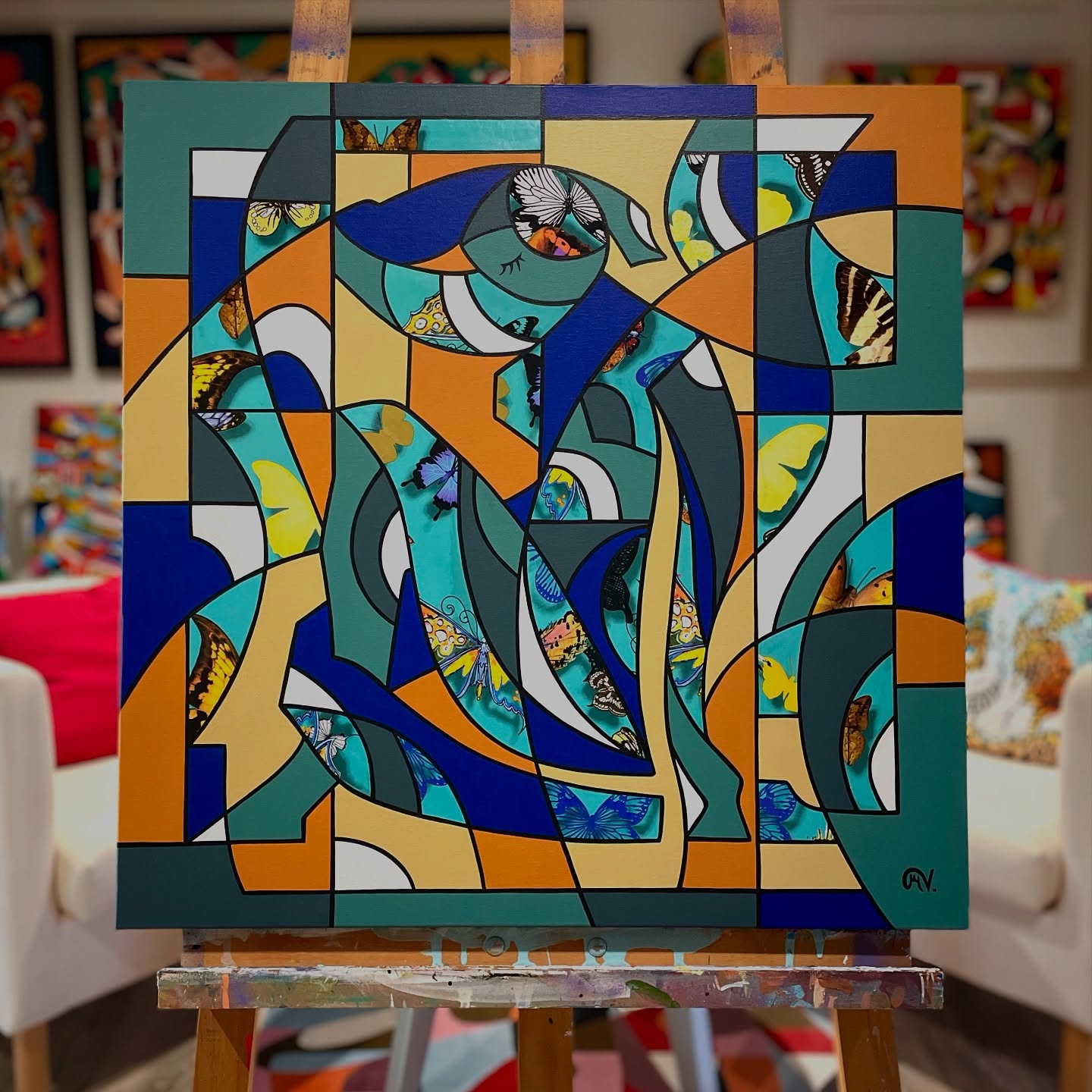 Titre : Becoming Blue I 🆕
Dimensions H60 X L60 cm Châssis 3D
Collage et Acrylique sur toile - Oeuvre originale
Disponible 💚
~~~~~~~~~~~~~~~~~~~
« Cette œuvre revisite le célèbre Nu bleu de Henri Matisse à travers une approche graphique et géométrique évoquant l’esthétique du vitrail. Les contours s’entrelacent et découpent la figure en zones lumineuses, tandis que les fragments de Wallpapers signés Christian Lacroix, ornés de papillons, apportent texture, poésie et mouvement. L’ensemble crée une métamorphose visuelle où le corps se fragmente et se recompose. Entre éclats d’ailes et profondeurs de bleu, la figure devient un symbole de liberté, d’envol et de transformation. »
•
•
•
•
#artwork #Painting #Art #peinture #collage #christianlacroix #nubleu #henrimatisse #50nuancesdemarguerite #maguyvaz