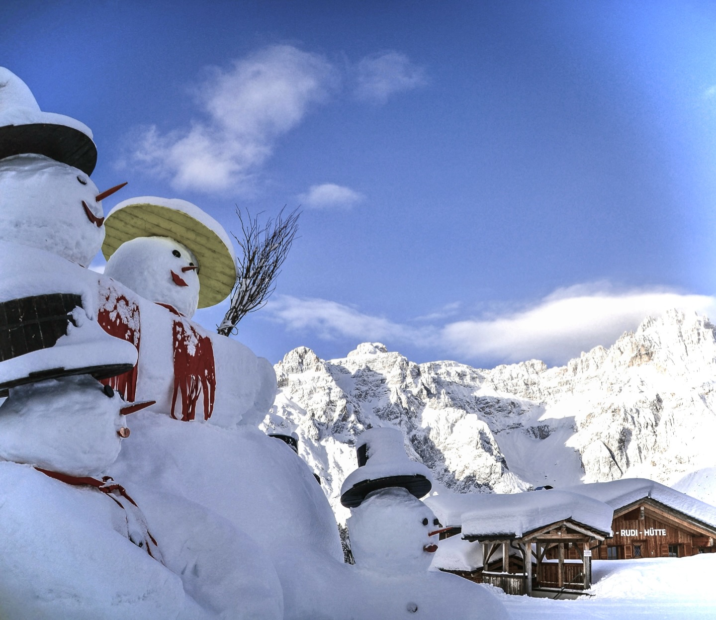 C H R I S T M A S
•
Frohe Weihnachten aus den Sextner Dolomiten wünscht euch das gesamte Rudi-Hütten-Team!
•
Buon Natale dalle Dolomiti di Sesto ve lo augura tutto il team della Rudi-Hütte!
•
Merry Christmas from the Dolomites!
Warm wishes from the entire Rudi-Hütte team!
•
•
•
#rifugiorudihütte #dolomites #merrychristmas