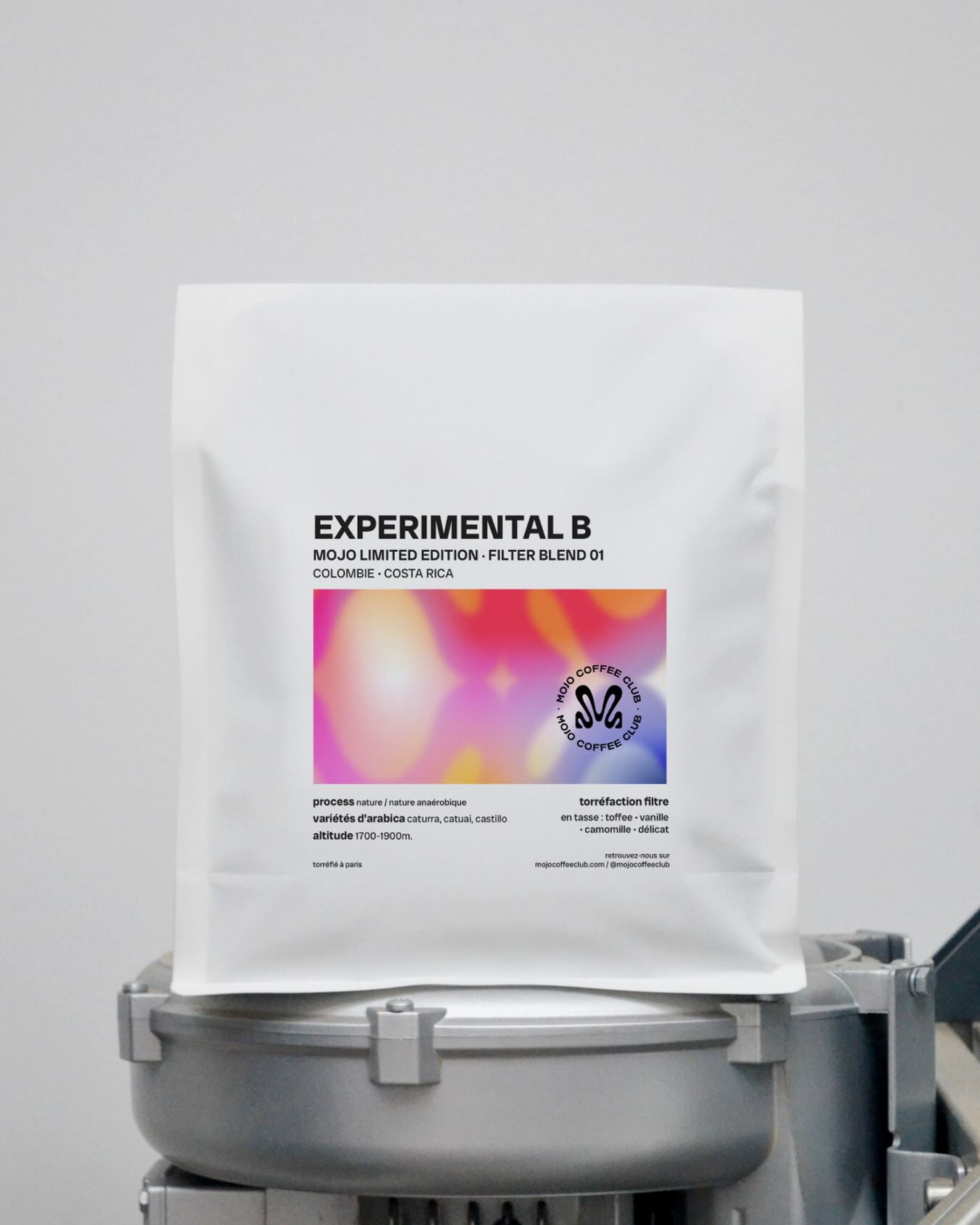 NOTRE PREMIER BLEND POUR FILTRE ! ☕✨
Une idée qui nous trottait dans la tête depuis un moment… Le mélange audacieux et parfait pour café filtre qui réunit l’essence de deux origines et que l’on adore boire chaque matin.
Un assemblage Costa Rica / Colombie, avec deux variétés (caturra et castillo) et deux processus après-récolte (nature et anaérobique nature). En tasse, c’est une explosion de sucrosité intense, avec des arômes de vanille, toffee et fruits rouges mûrs. 🍓🍬
On est très heureux de voir cette nouvelle référence rejoindre notre gamme MOJO LIMITED EDITION💥
Si vous avez envie de le tester, demandez-nous des échantillons !
#specialtycoffee #coffeeroaster #coffeeblend