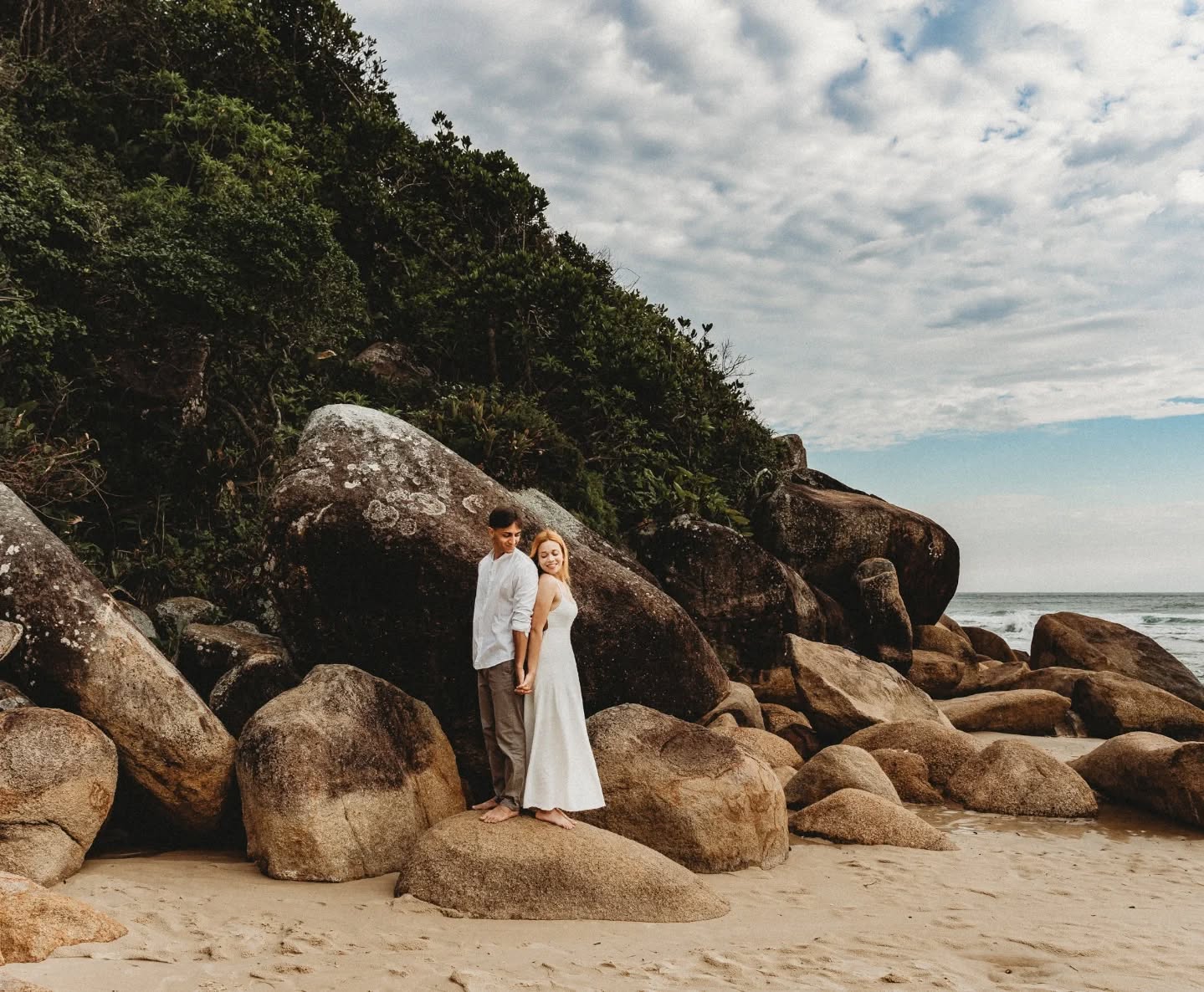 A tranquilidade de um relacionamento não está na ausência de problemas, mas na certeza de que existe diálogo, respeito e parceria
ALICE E BRUNO 🩷
(Ensaio realizado ao nascer do sol)