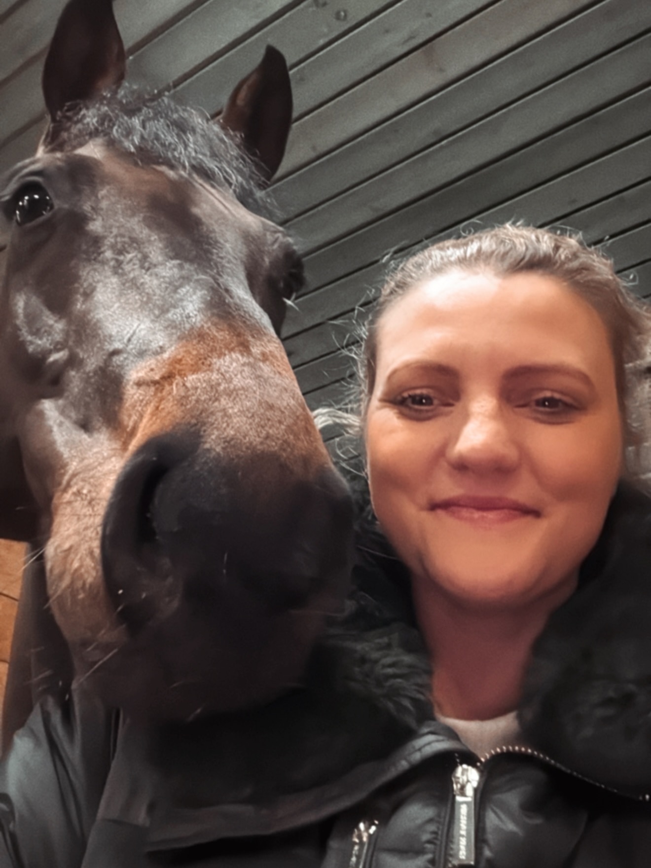 Was für ein Jahr 🥳 Teil 1 - 20 Fotos/ Videos haben nur bis Mai gereicht 😂
✔️ Club der Springreiter, Turnierserie bei der Familie Naeve, CSI Hohen Wieschendorf bei der Familie Glantz, Events von der Tourist Info begleitet
✔️Videos drehen, fotografieren, unterrichten, Coachings geben, Ausstellungen organisieren, Social Media planen und zwischendurch mal nach Holland, Friedrichsstadt, auf Konzerte, Kaffee trinken gehen, schöne Fotos machen oder einfach mal die Füße hochgelegt in der Sonne (aber nur kurz 😉)
✨ Ach ja zum Turnier bin ich selbst natürlich auch noch gefahren 😍 Mein Feierabend - Pferd und Schleifenpony hat mit mir so einige Platzierung nach Hause gebracht ♥️
Was soll ich sagen, das war erst Teil 1 🥳 ein erstes volles halbes Jahr, aber es sollte nicht weniger werden und ich bin für alle Momente, Erfahrungen, Projekte, Ideen, meine vielen Reitschüler und Coachees unfassbar dankbar! ✨
#jarkaluther