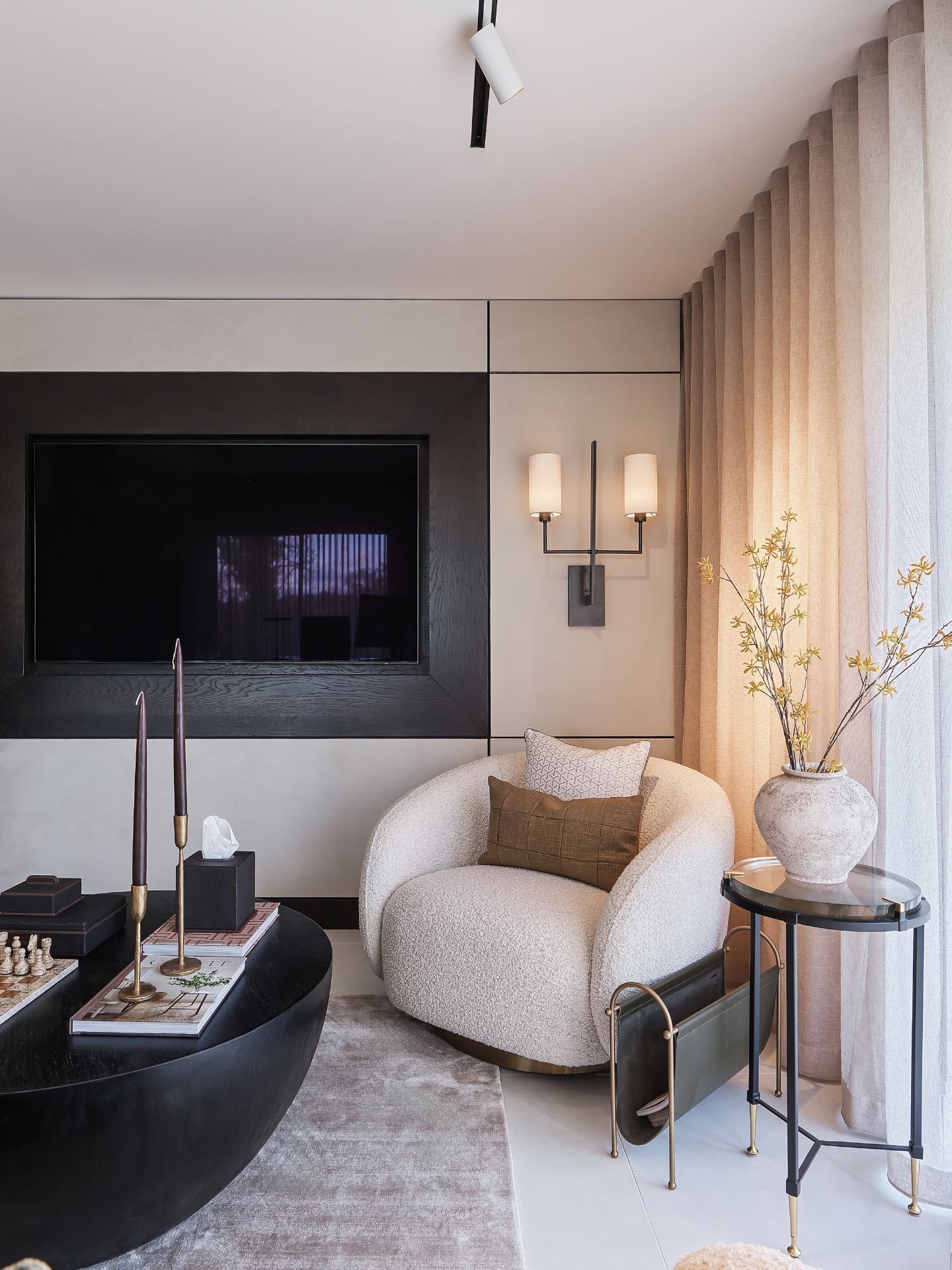 POV | The study of dreams.
We love nothing more than designing a hybrid space, this study compromises a hive of productivity, a space to gather with family, or having a tipple from the bar with a friend.
Wishing all of our past, present and future clients a very Merry Christmas and a well deserved break.
With love, team Fawn 🌲 ✨