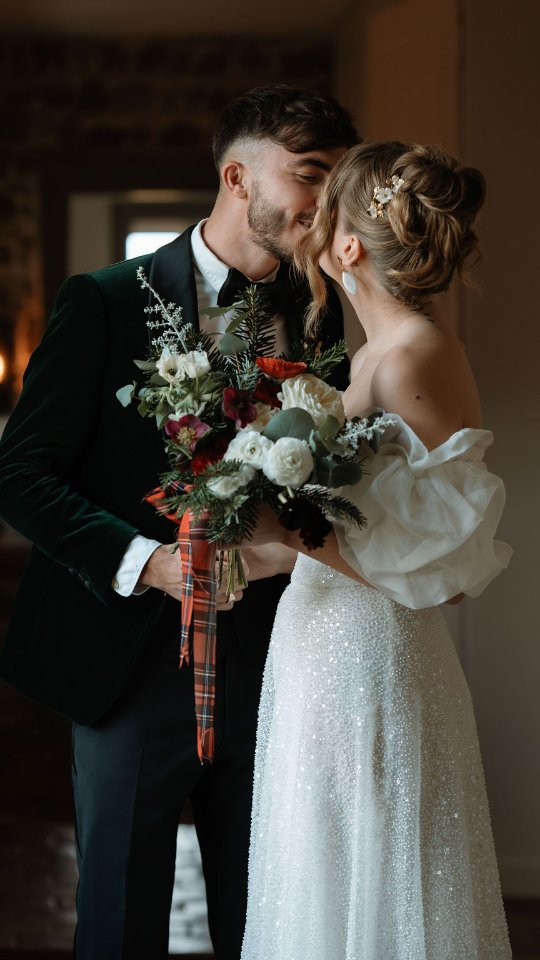 LOVE & WIND ✨
Quand l’amour se mêle au souffle du vent…
Un shooting pensé comme une danse légère,
des fleurs en mouvement,
des matières qui vibrent,
et cette sensation de liberté qui flotte dans l’air 🌬️🤍
Chaque détail floral raconte une histoire :
celle d’un amour naturel, spontané, vivant.
Merci à cette belle équipe créative pour cette parenthèse hors du temps ✨
Lieu de réception : @lajaverniere
couple: @laure_et_loic
Wedding planner et officiante: @idyle_weddingplanner
Assistant wedding planner : amelieglhd
Décoration, vaisselle et mobilier : @labricole_
Photographe : @camillel_photo
fleuriste : @m_fleurirlinstant_events
Pâtissière: @kika_andco
Costume : @blandinetdelloye
Robe : @laurencreations
Coiffeuse: @elodiecottancin.coiffure
maquilleuse: @cecile_teyssier_makeupartist
cadeaux invités: @chocolatier_plassard
Alliances et bijoux: @lachambreblanche
papeterie: @aujourdhuicest
backdrop et signalétique : @lepetitmacatia
Vidéaste : @photoalmanarre_love
Blog : @lasoeurdelamariee
#LoveAndWind #ShootingInspiration #ArtFloral #FleursDeMariage #WeddingInspiration PoésieFlorale MariageÉlégant Mouvement CréationFlorale