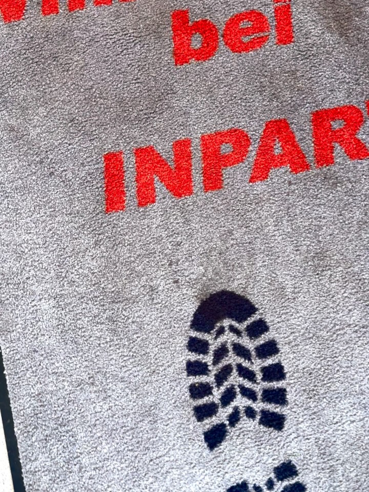 Kaum blinzelt man einmal, steht schon der Weihnachtsbaum im Büro – und plötzlich ist wieder Weihnachten 🎄✨
Die Zeit ist dieses Jahr echt geflogen. Jetzt kurz Pause, durchatmen und runterfahren.
Wir wünschen allen schöne Weihnachten, entspannte Festtage und einen guten Rutsch ins neue Jahr.