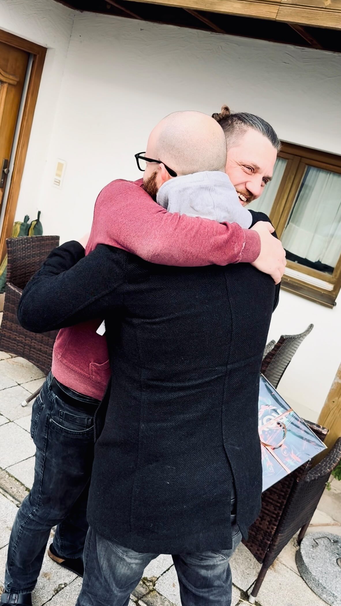 Wir haben ein paar unserer Vinyls selbst ausgeliefert, denn für uns zählt die Nähe zu unseren Fans und Supportern! Wenn möglich ist uns das der liebste Weg, euch eine Freude zu machen ❤️🔥
Am Samstag haben wir also ein bisschen 🎅 gespielt und durften in freudige und überraschte Augen gucken, denn nicht jeder wusste davon 🥰
DANKE für euren Support, euren Enthusiasmus für unsere Musik und dafür, dass ihr uns auf unserem Weg begleitet!
Zum Jahresende wünschen wir euch frohe Weihnachten, entspannte Feiertage und einen richtig guten Rutsch ins neue Jahr 🎄✨
Wir machen jetzt eine kleine Social-Media-Pause von ein bis zwei Wochen und wünschen euch allen eine richtig gute Zeit.
Wir sehen uns im nächsten Jahr wieder – mit neuen Highlights von ROXTON 🖤🎶
——
We hand-delivered some of our vinyls, because for us it’s all about staying close to our fans and supporters. If we can, this is our favorite way to give something back ❤️🔥
Last Saturday we played a little 🎅 and got to see a lot of happy and surprised faces – not everyone knew what was coming 🥰
THANK YOU for your support, your enthusiasm for our music and for walking this path with us!
As the year comes to an end, we wish you all a Merry Christmas, relaxing holidays and a smooth ride into the new year 🎄✨
We’re taking a short social media break for one to two weeks – enjoy the time, take care and make it count.
We’ll be back next year with new highlights from ROXTON 🖤
#roxton #fanlove #rockfans #mynameisrock #stayclose