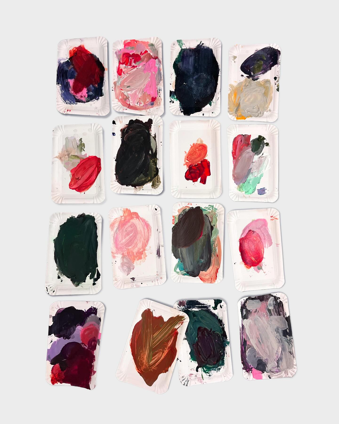 Paletten 2025
Diese Farbpaletten haben mich 2025 begleitet und stehen fast schon als eigene Arbeit. Musik und Podcasts hallen nach wenn ich die Farben sehe weil ich dann ganz intensiv im Prozess war und das Hirn das irgendwie speichert. Ausserdem geben sie mir eine seltsame Zuversicht, die ich gerne annehme :) #prozess #farben #jahresabschluss #malerei