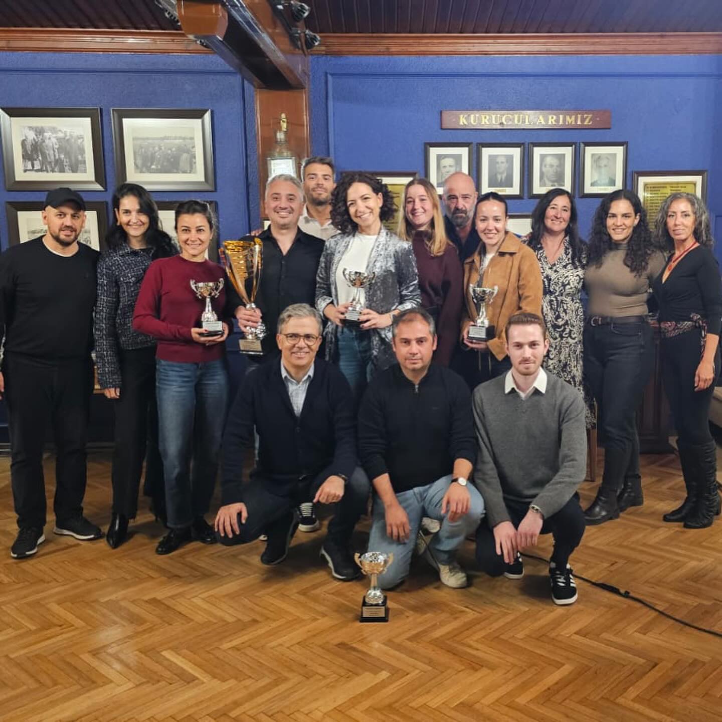 21 Aralık 2025 akşamı, @istanbulyelken1952 Burhan Kunt Salonu’nda yıl sonu yemeğimizi gerçekleştirdik.
Gecede neler oldu neler!!!
2025 sezonunun heyecanlı anlarını tekrar yaşadık, 2026 sezonunda bizi neler beklediğine hızlıca baktık. Gecenin devamında 2025 sezonunun özel ödüllerini dağıttık:
2025 Most Valuable Sailor Training
@cenkbogatur
2025 Most Valuable Sailor Türkiye
@aboynamedcharliebrown_
2025 Most Valuable Sailor Global
@nuurrcin - @gulekismail
2025 Most Valuable Sailor İstanbul
@asenaakocogluu
2025 Most Valuable Sailor
@onuralpaslan
Sonrasında da sezonun ganimetlerini dağıttık:
CBUYY Trofesi Bayrak - @asenaakocogluu
Rodos Cup Bayrak - @selincerenakca
Rodos Cup Anı - @aboynamedcharliebrown_
X-Yachts Gold Cup Bayrak - @cenkbogatur
X-Yachts Gold Cup Kafa Numarası - @asenaakocogluu
X-Yachts Gold Cup Kafa Numarası - @nuurrcin
AYK 25. Yıl Anı - @ozykasap
AYK 25. Yıl Anı - @tugyanbuse
Ayrıca gecede 2025 sezonundan çeşitli yarışlardan bufflar, şapkalar ve t-shirtler, madalyalar gibi bütün sezon sandığımızda biriken ganimetleri de dağıttık.
Gecede temel eğitimini bitiren ekibimizin en yeni üyeleri @eelifsarii ve @ersoygamze ‘un da sertifikalarını verdik.
Bizlere destek olanlarla ve beraber olduğumuz kişilerle geçirdiğimiz her an bizim için çok değerli. 2026 sezonunda bu anılara daha fazla heyecan ve başarı ekleyerek devam edeceğiz.😎
@sailhub.ai
@vmgyelken
@vmg_sailing_team
@madxsailingteam