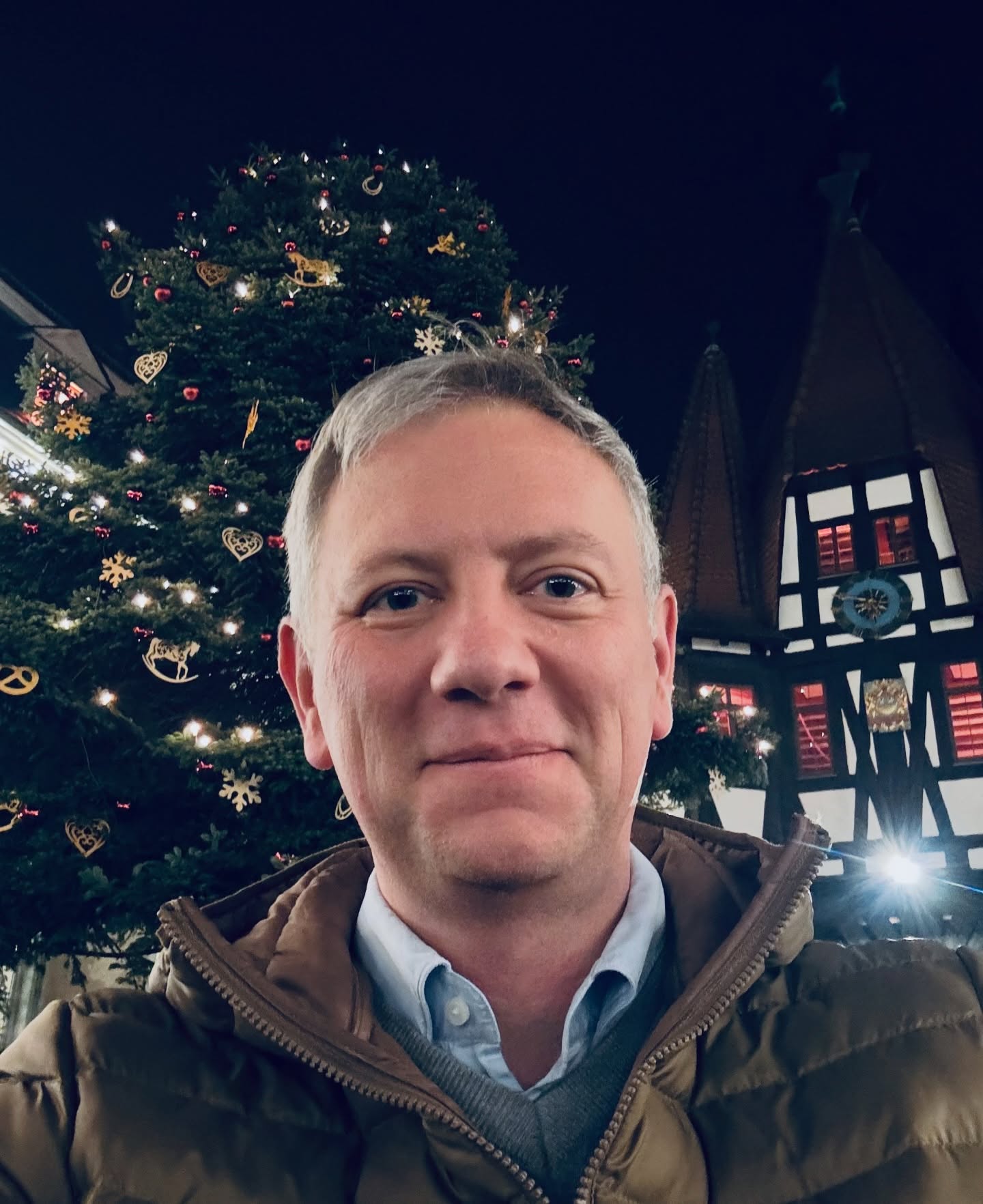 Weihnachten erinnert uns daran, wie viel Kraft in Aufmerksamkeit, Mitgefühl und Zusammenhalt liegt.
Ich wünsche allen einen Abend voller Wärme, ehrlicher Begegnungen und stiller Momente zum Durchatmen.
Wenn diese Tage uns ein wenig Gelassenheit und Zuversicht mitgeben, dann ist das vielleicht das wertvollste Geschenk von allen.