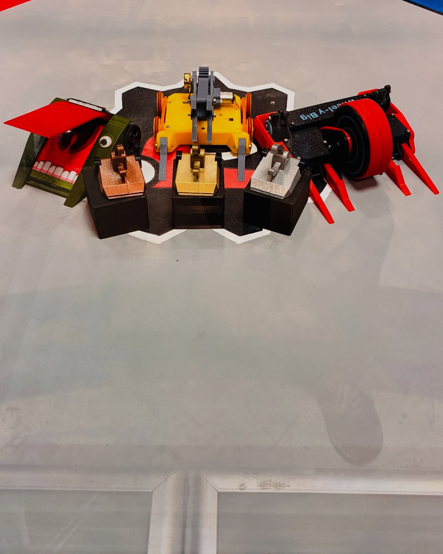 Tanti auguri a tutti! Sabato ci siamo salutati con tutti i soci presenti all’ultimo torneo tattico dell’anno!
Abbiamo assistito a grandi prime volte, per il nuovo Shadow di @luke_skywelder_ e il possente Giangranchio di @paolo_dgz (con cui arriviamo a ben due non-roller tra i partecipanti!)
Campione d’Inverno è Angelo, alla guida del noleggiato Handson! Bravi anche @4ndr3a.p e @matteonjabulo per seguirlo sul podio con Wheel-y Big e Lingua Jr.
Presto foto, video e tante novità sulla prossima stagione torneistica!
#combatrobots #antweight #battlebots #modellismodinamico