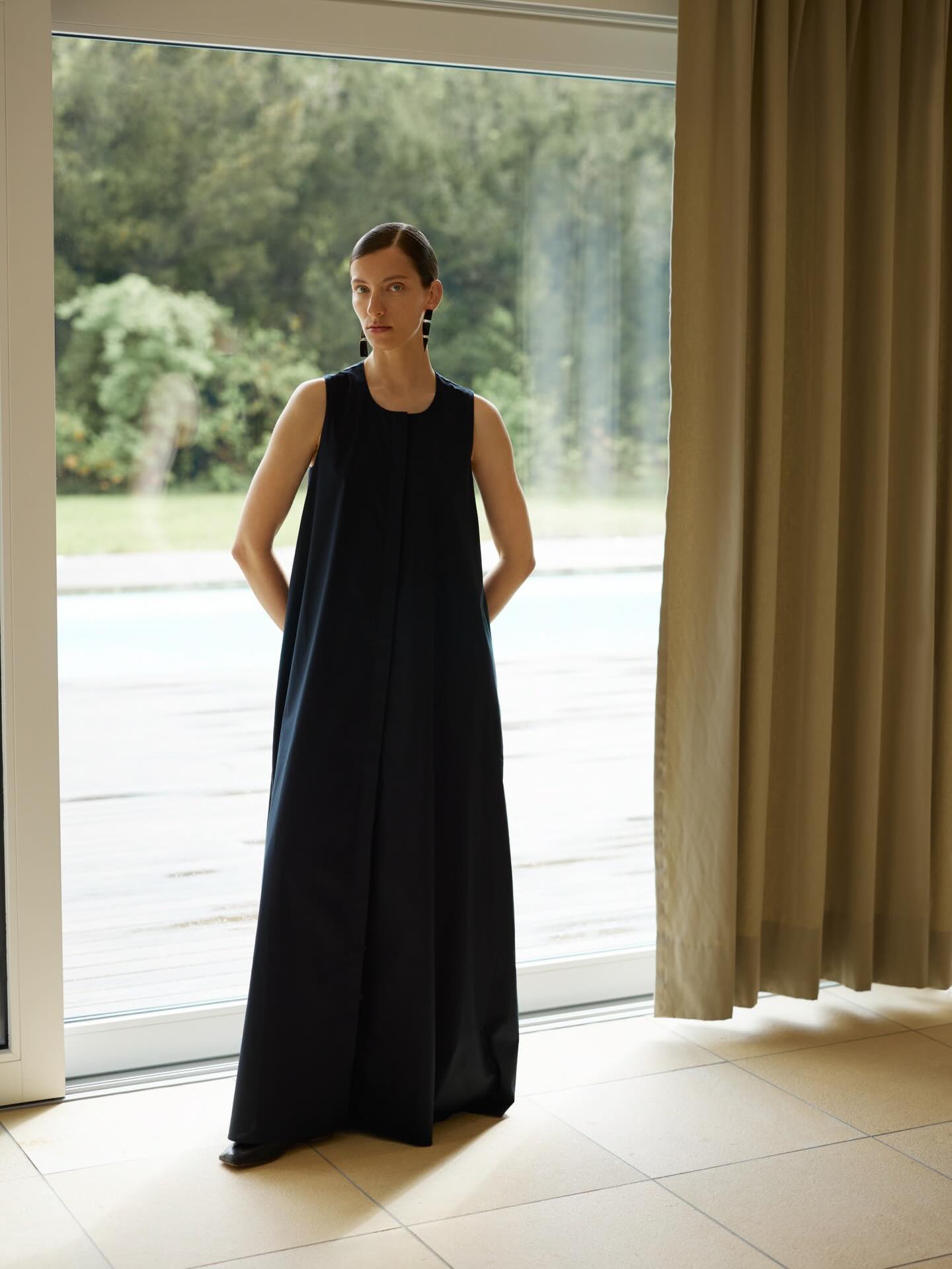 ✨New Year’s Eve with Jade & Jil✨
Whether you choose Jade or Jil by @paradiscollections , you’ll stand out thanks to elegance.
The dress Jade (first picture) embodies effortless sophistication with its generous A-line shape, continuous button placket. The feminine round neckline and delicate shoulders harmonize perfectly with the generous width of the dress, subtly emphasizing the silhouette.
The exclusive evening dress Jil (3rd photo) captivates with silk, a special collar, and deep pleating that creates an impressive volume. Both pieces showcase the harmonious interplay of exquisite materials and refined design by Stefania Samadelli (2nd picture), making them outstanding companions for any special occasion.
#designmadeinzüri #swissfashion #slowfashion #newyears #zurich