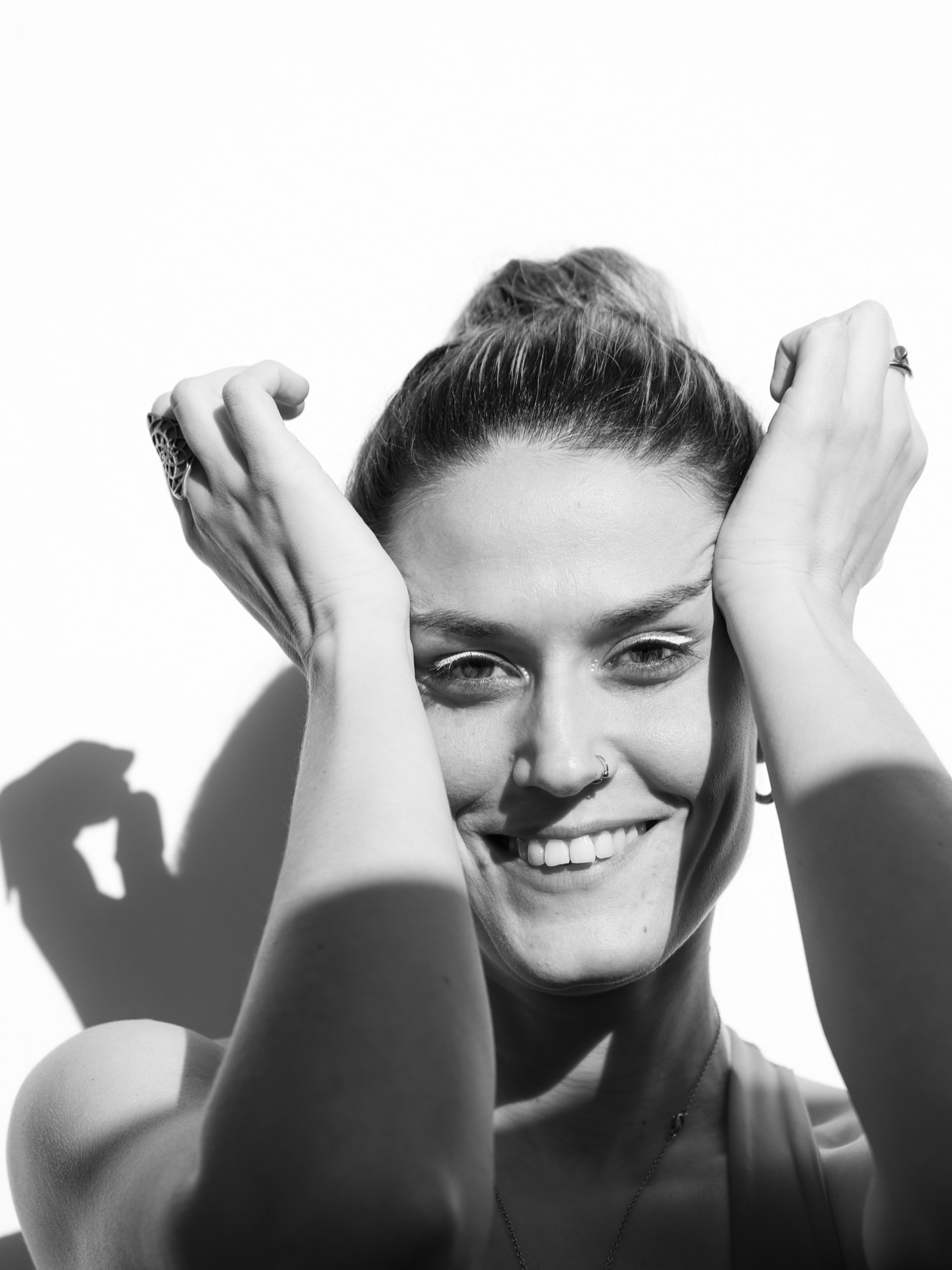 El carisma que traspasa la lente de @paolapopi 🌿 Su proyecto @_nutreser nutre el cuerpo y el alma 💚
#sesiondefotos #retratofotografico #retratofeminino