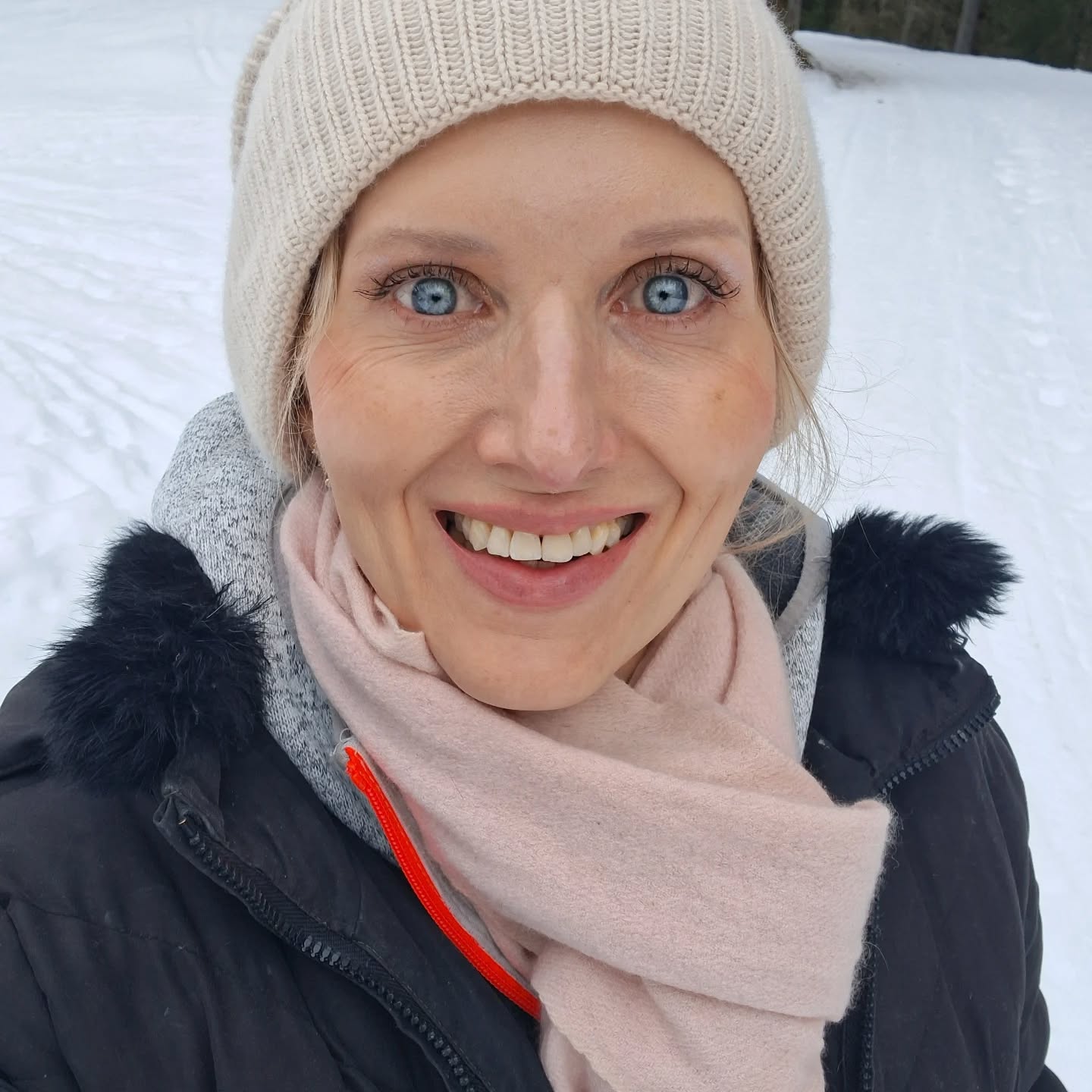 Merci de tout ❣️ pour vos vœux à l'occasion de mon anniversaire!!
J'ai été gâtée comme toujours par @francis_eb80 avec une sortie en chiens de traineaux avec Chaussette, le chef de meute, et Priska 🐕🤩☀️
Belles fêtes de Noël à vous sous le signe de la joie et de la sérénité 🎄🎁🌟
#joyeuxnoel #birthdaygirl #huskies #chiensdetraineaux