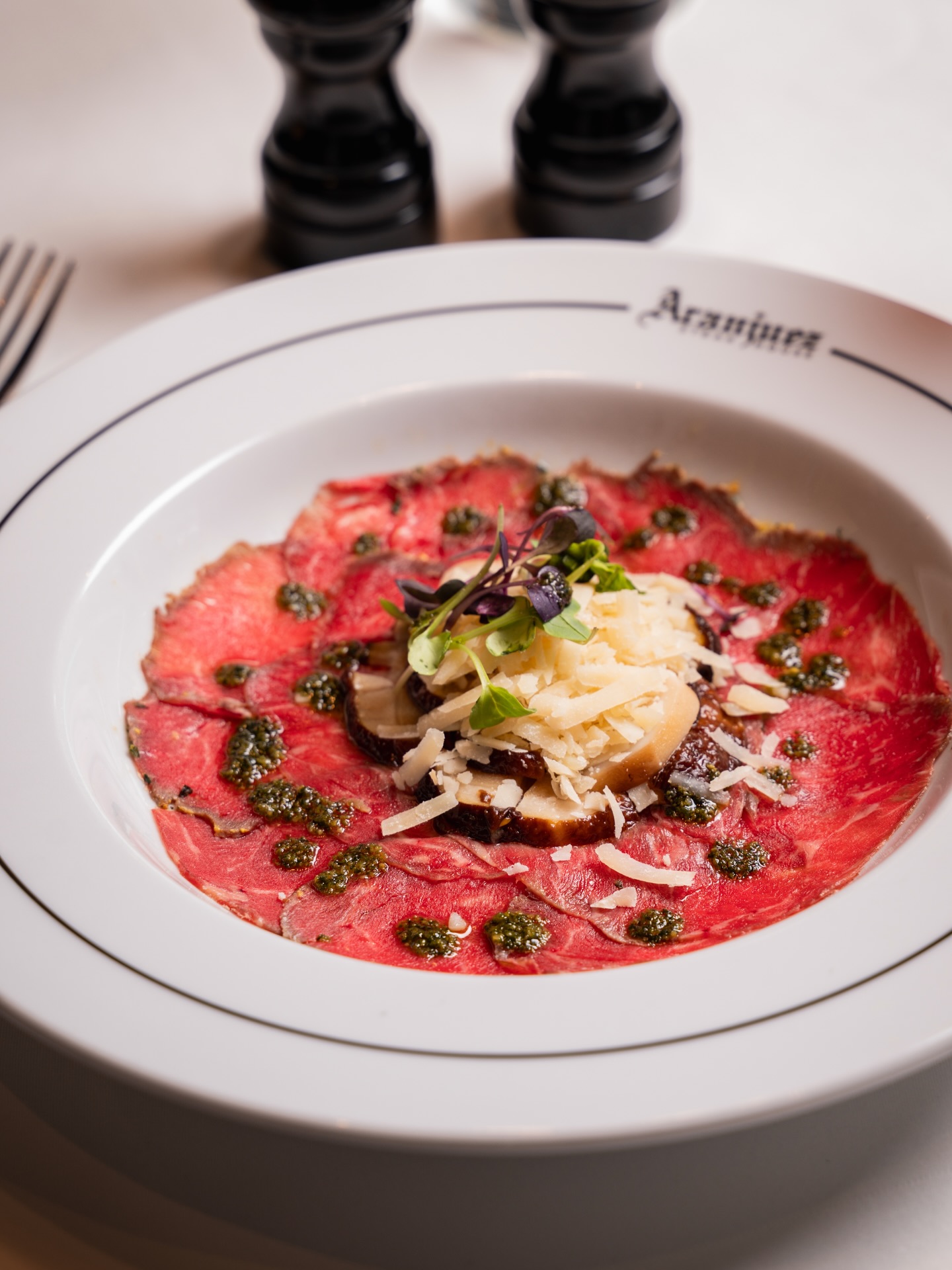 Si buscas una entrada que no pese pero que marque diferencia, este carpaccio de solomillo gallego es la elección. Frescura directa, sin vueltas✨⚡️