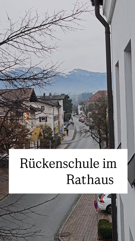 Wie ist es eigentlich, die eigene Gemeinde trainieren zu dürfen?
Genau das sind die Momente, die meine Arbeit besonders machen.
Kurzer Fußweg statt Autofahrt, ein paar Treppenstufen, ankommen im Plenarsaal.
Lüften, vorbereiten, QR-Code auslegen.
Dann eine gemeinsame Einheit mit Fokus auf
– Rückengesundheit
– Bauchstabilität
– Mobilisation aller Gelenke
– und zum Abschluss bewusst Entspannung
Nach dem Kurs wird alles wieder so hinterlassen, wie es vorgefunden wurde.
Kein Mehraufwand für andere, kein organisatorischer Stress.
Ein Training, von dem alle profitieren – unkompliziert, nahbar und sinnvoll in den Arbeitsalltag integriert.