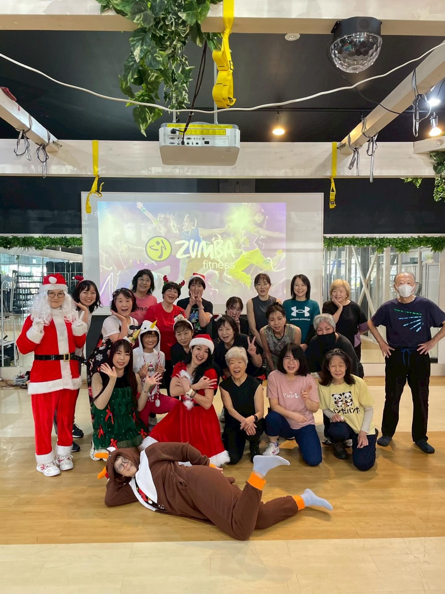 .
みんな大好き💞ZUMBA Xmas ver🎄🎅
本日もたくさんのご参加
ありがとうございました❤️🎉
皆さんの仮装姿🥸とても可愛いかったです😍💓✌️
たくさん盛り上げていただき
ありがとうございました🫶🎉
※12/29(月)14時20分〜13時05分のZUMBAは
インストラクターが変更となります。
★natsu IR→アッキーIR
皆様のご参加をお待ちしております🙇♀️❤️🔥
#トレーニング
#ジム
#フィットネス
#スタジオレッスン
#幸手