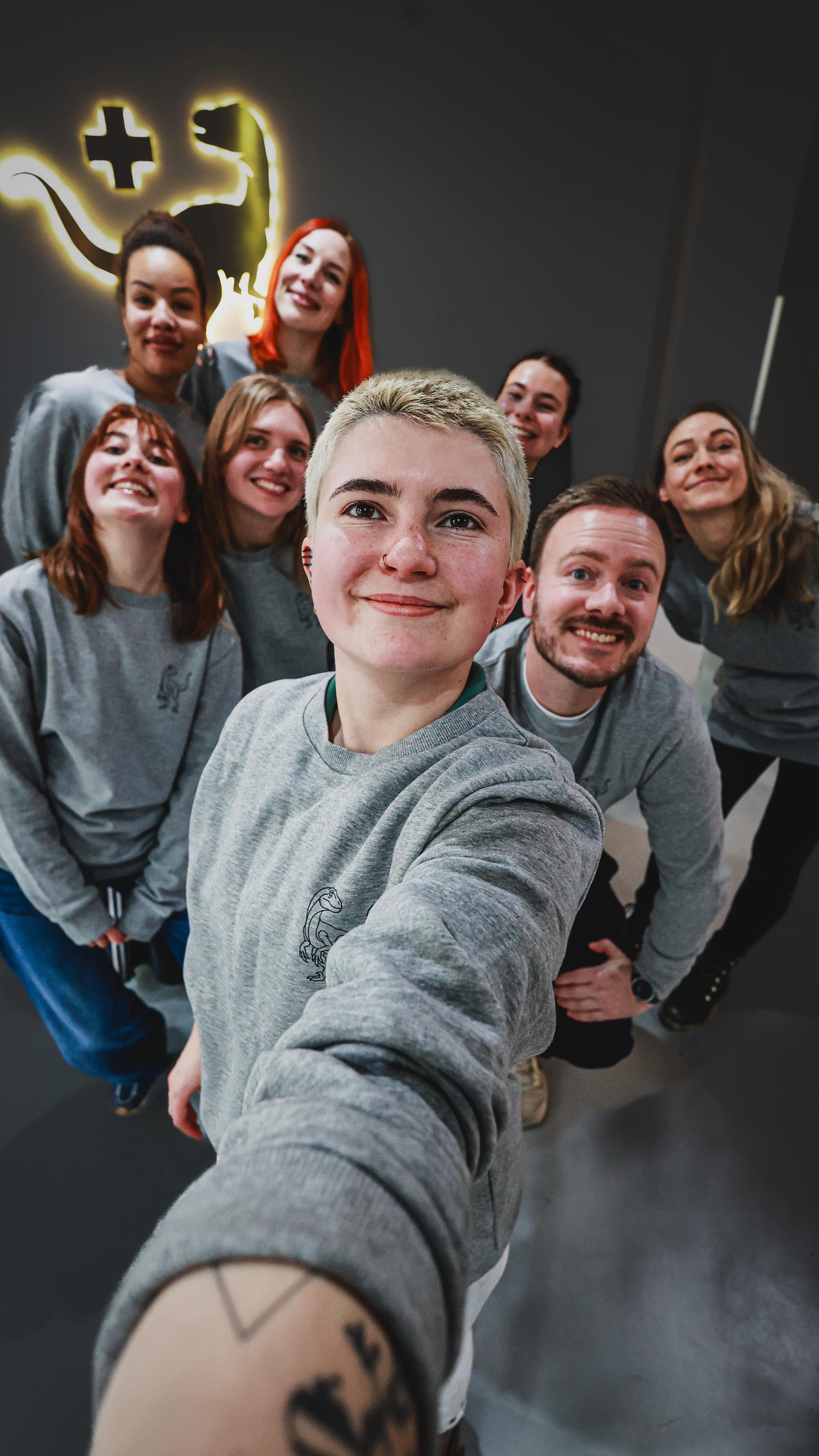 Liebe Michelle,
vielen Dank, dass du damals bei dem chaotischsten Bewerbungsgespräch der Welt mit spontaner Babysitting-Einlage nicht abgebrochen hast und mit uns in das Abenteuer Praxisgründung gestartet bist. Als dienstälteste Mitarbeiterin hast du seit Beginn die Praxis geprägt - mit Herz, Sinn, Verstand und dabei sogar deine Liebe für Heimtiere entdeckt ;)
Wir danken dir von ganzem Herzen und wünschen dir auf deinem weiteren Weg alles Gute! Wir sehen uns wieder! Dein Team
#dankemichelle