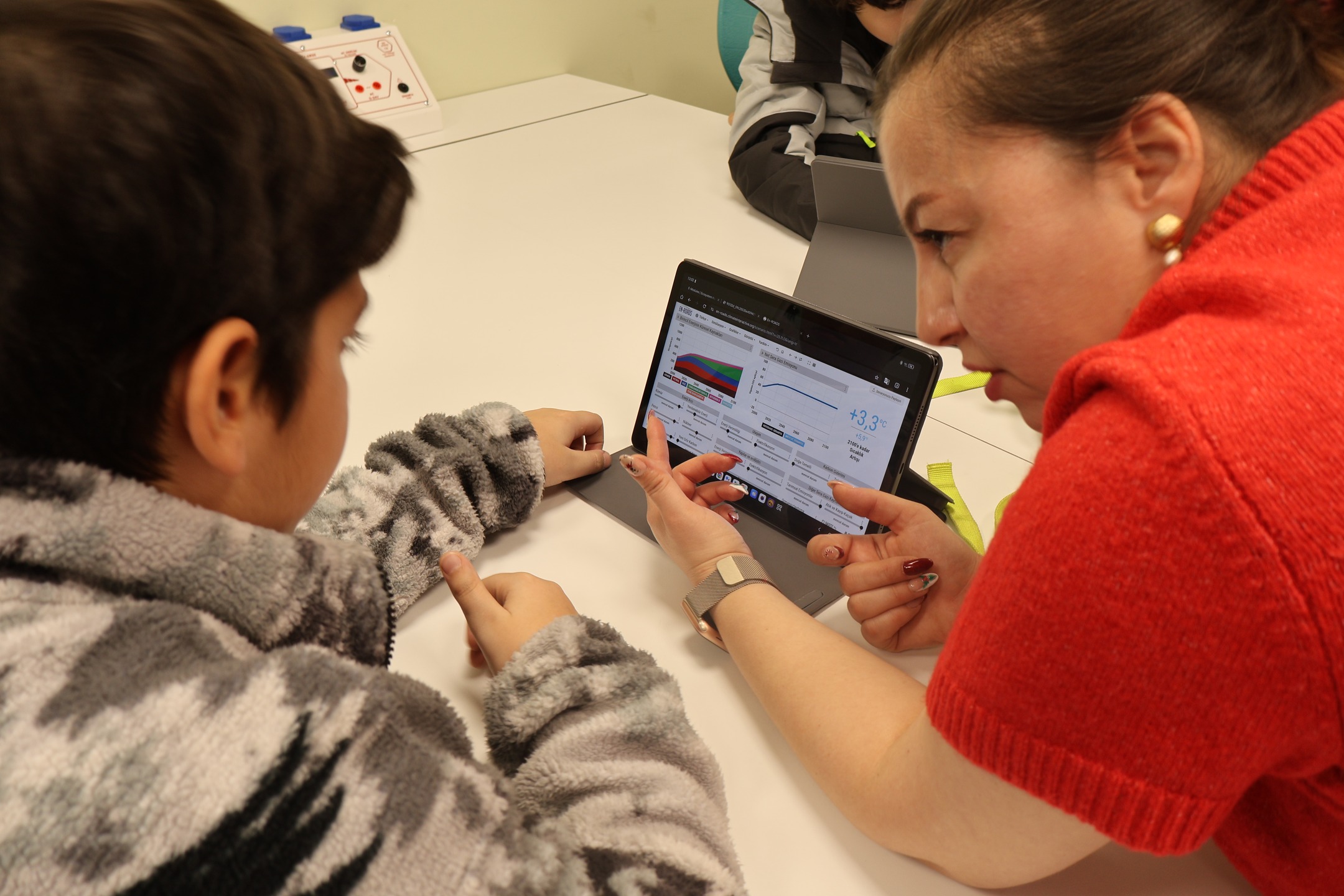 🏫 EcosySTEM Eğitim Merkezi, yeni dönem eğitimlerine devam ediyor. Anakent Koleji’nin 7. sınıf öğrencileri, bu kez “Hava” ve “Yenilenebilir Enerji” modülleriyle doğa ve bilim hakkında eğlendikleri bir keşfe çıktılar. 🧪🔬⚡
#EcosySTEM #IDEAUniversal #ÇevreEğitimi #STEM #Sürdürülebilirlik #Kadıköy #ÇocuklarİçinBilim #EğitimMerkezi #AvrupaBirliğiBaşkanlığı #blackseabasin #rasimpasamuhtarligi #kadikoybelediyesi #interregnext #interregnextbsb #avrupabirliğibaşkanlığı #avrupabirliğiprojesi #ecosystemhub #stemeducation #robotik #kadıköyçevrefestivali #kadıköybelediyesi #geleceginekoliderleri #ekoliderler #blackseabasin #enviromentaleducation #çevrefarkındalığı #kadıköy #yeldeğirmenimahallesi #EcosySTEM #IDEAUniversal #Eğitim #STEM #Sürdürülebilirlik #ÇevreEğitimi #Innovation #ScienceEducation #Kadıköy #FutureGenerations #euprojects