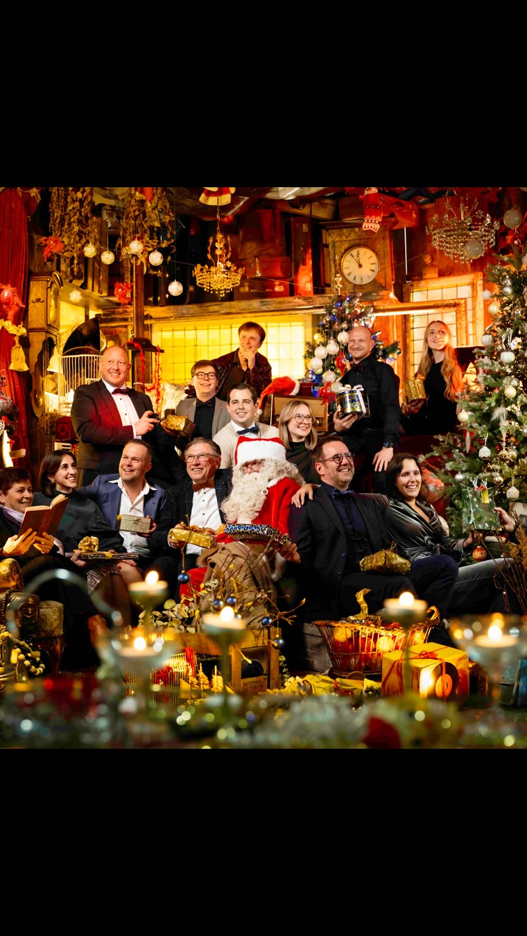 Remember this 🙂
Plat van het lachen, het zalig aperitiefmoment en de zo gastvrije kerstman :) 🎄
De foto’s zijn er , zo trots !
Thnx for the great moment @steven.thoelen 🤍