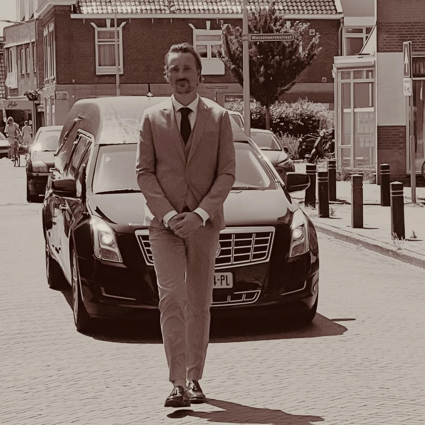 Lieve families,
Tijdens de feestdagen ben ik in gedachten bij jullie, en ik hoop dat jullie ondanks het verlies, toch hele fijne feestdagen mogen ervaren met elkaar♥️.
Liefs,
Alexander
WAARDIG uitvaartverzorging