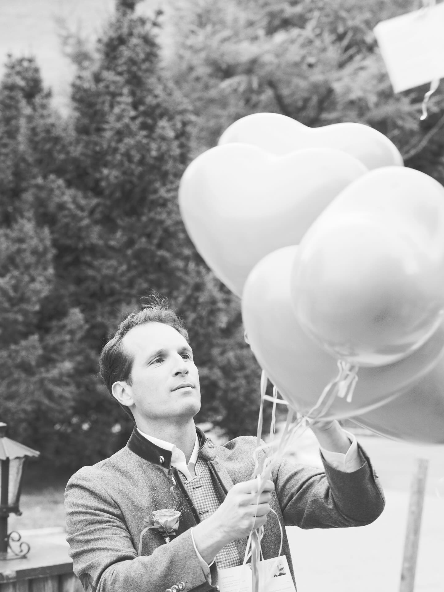 Happy Birthday in den Himmel.
Dein Herz würde tanzen,
wenn du sehen könntest,
wie deine Kinder gewachsen sind –
wie viel von dir in ihnen weiterlebt.
Es gibt Tage, da schmerzt dein Fehlen noch immer,
weil du fehlst
und immer fehlen wirst.
Und doch sind die Schleier oft dünn,
fast durchsichtig,
und wir spüren dich jenseits von Zeit und Raum.
Du bist Licht in unseren Momenten,
Stern über unserem Weg,
Schutzengel in leisen Augenblicken.
Danke, dass du da bist –
auf eine andere, tiefere Weise.
Happy Birthday in den Himmel.
⸻
An alle, die jemanden lieben,
den sie nicht mehr festhalten können:
Eure Trauer ist kein Zeichen von Schwäche.
Sie kommt in Wellen –
leise oder überwältigend,
oft genau dann,
wenn man glaubt, schon stark sein zu müssen.
Ihr seid nicht allein.
Nicht mit eurem Vermissen.
Nicht mit den stillen Tränen.
Nicht mit der Liebe,
die keinen Ort mehr findet
außer im Herzen.
Was fehlt, war wichtig.
Was weh tut, war Liebe.
Und Liebe endet nicht.
Wenn du gerade spürst,
dass die Trauer Raum braucht
und du diesen Weg nicht alleine gehen möchtest:
Es darf Unterstützung geben.
Ich begleite Menschen in Zeiten des Verlusts
mit einfühlsamer Trauerbegleitung in Wien –
achtsam, wertfrei
und in deinem eigenen Tempo.
🤍 Du musst da nicht alleine durch.
#traubegleitung #psychosozialeberatung